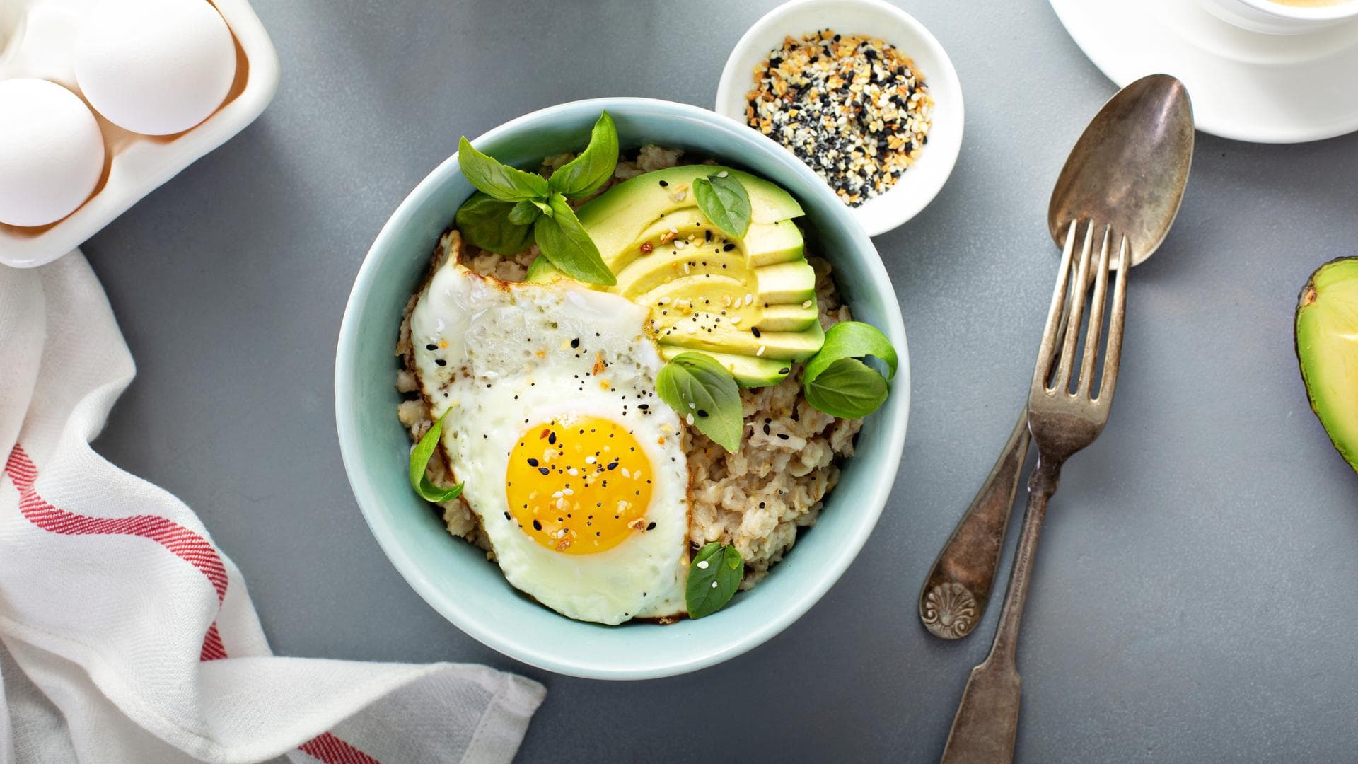 herzhaftes Porridge mit Ei und Avocado herzhaftes Porridge mit Ei und Avocado