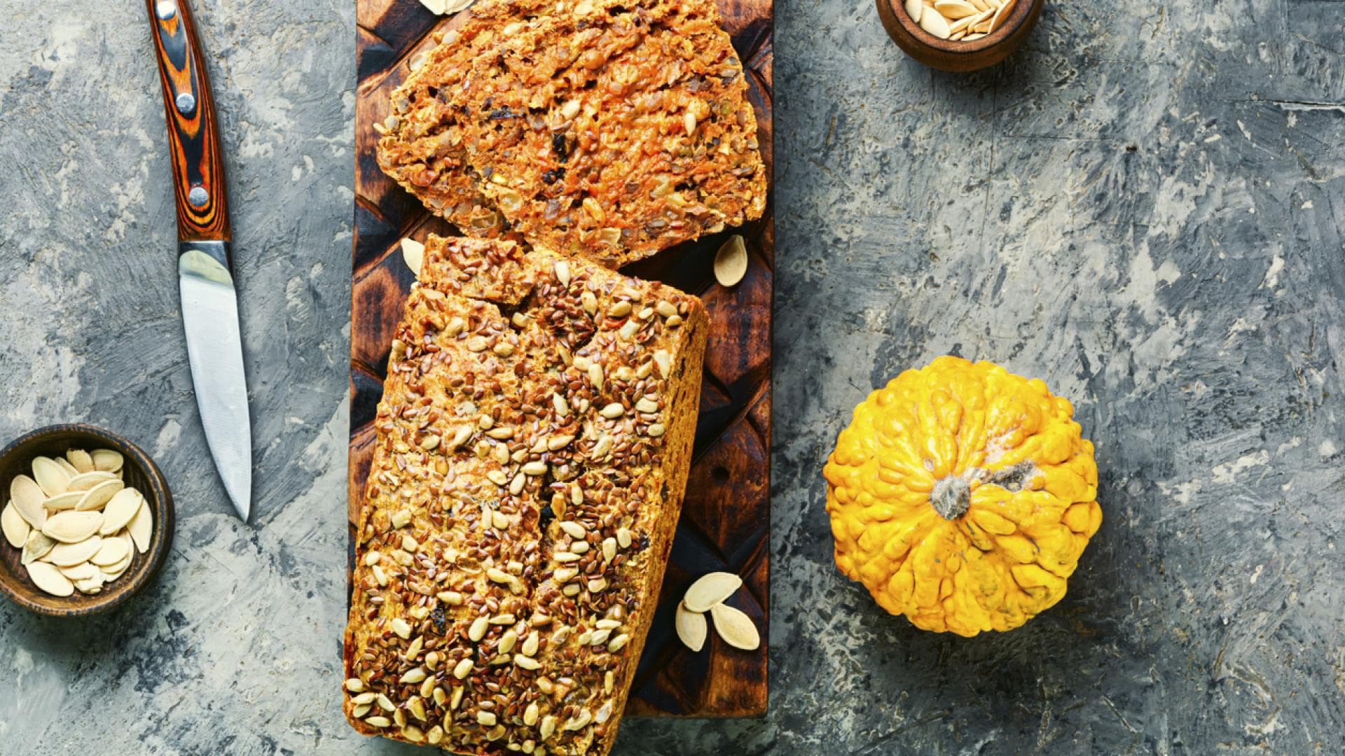Kürbiskernbrot mit Kürbis auf Brett