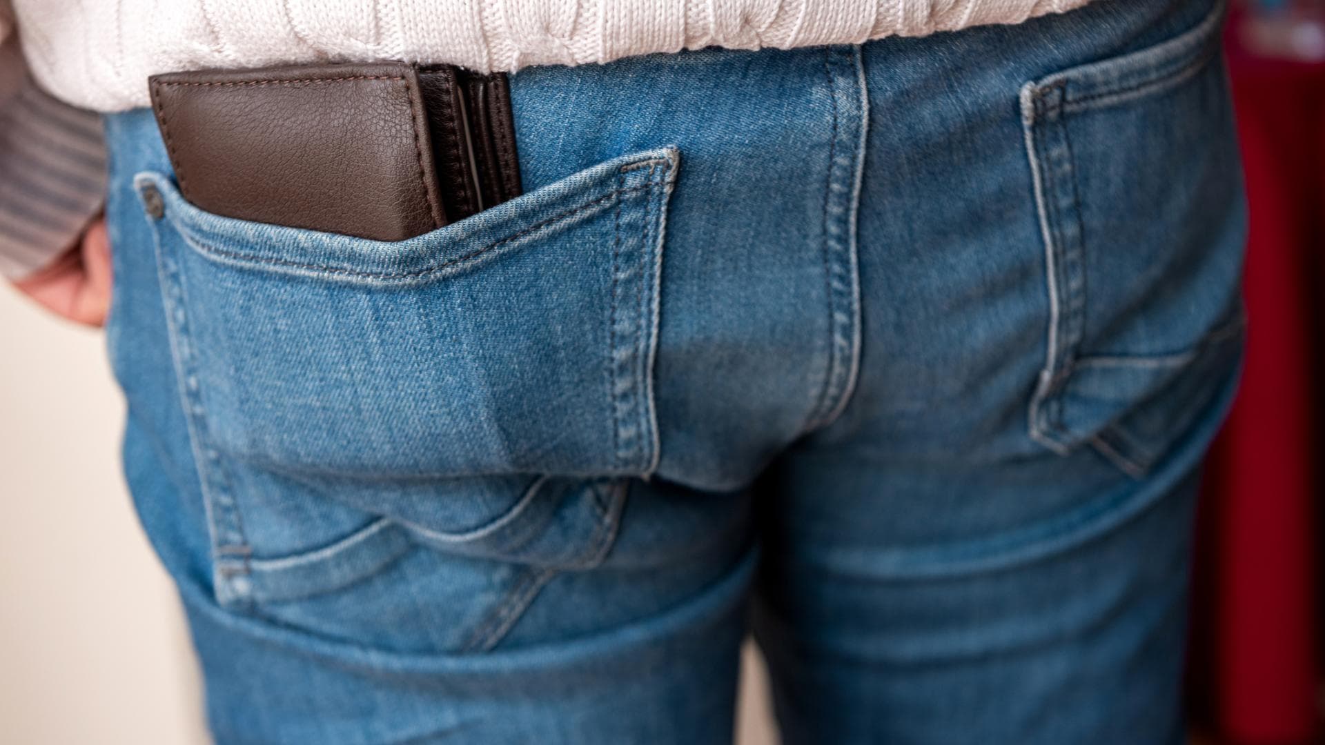 Ledergeldbörse in der Gesäßtasche der Jeans