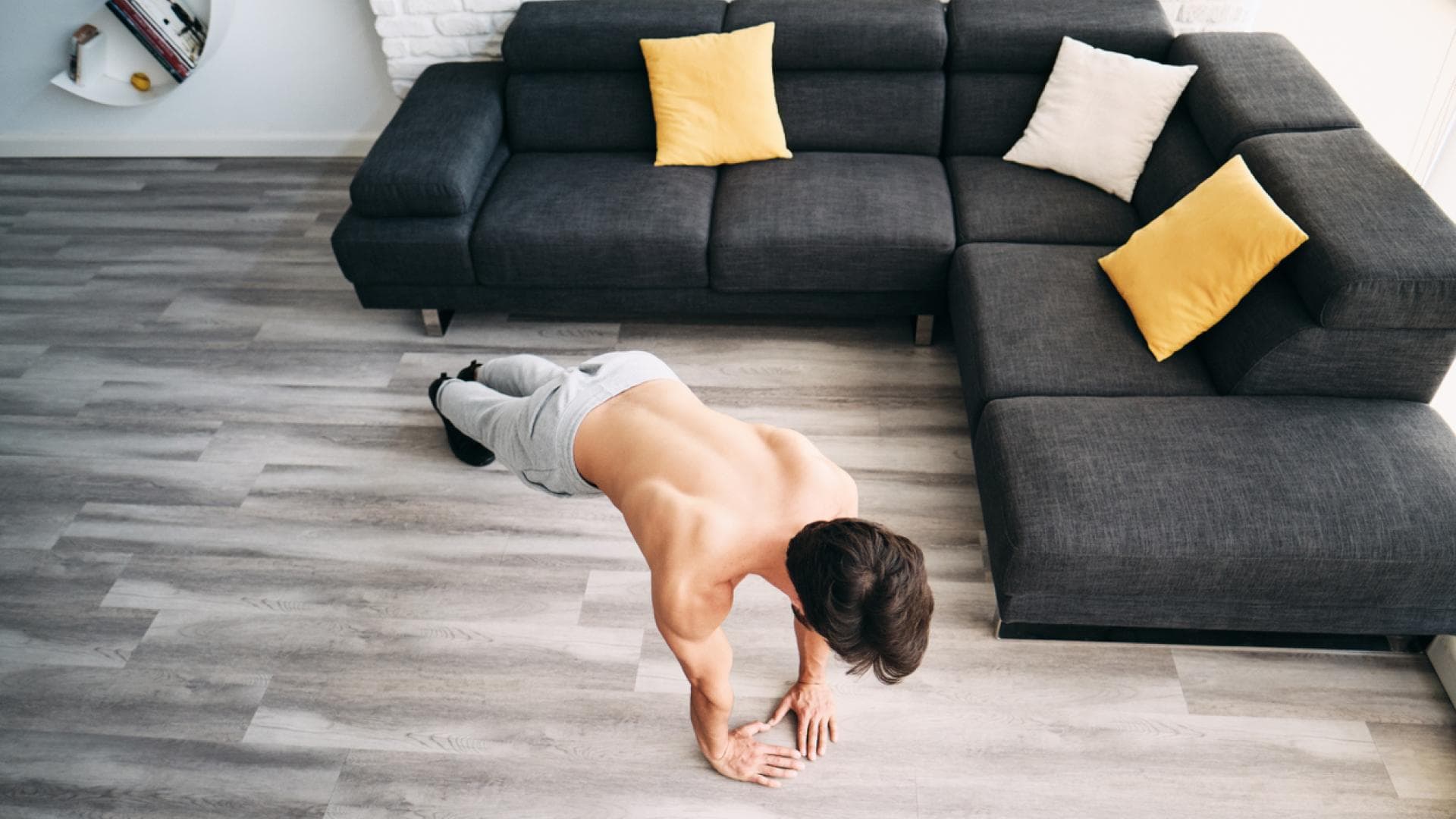 Diamond Push-ups sind besonders kompliziert Mann macht Diamond Push-ups