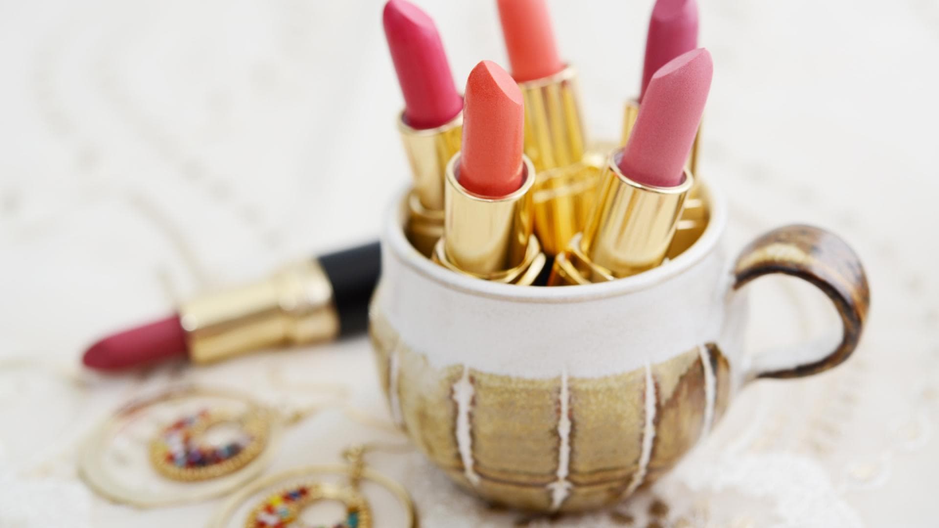 Lippenstifte in Keramiktasse