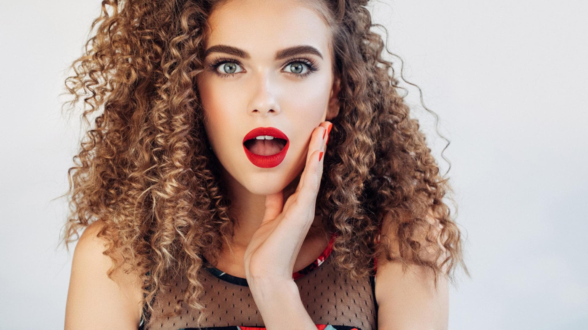 Frau mit Lippenstift guckt schockiert