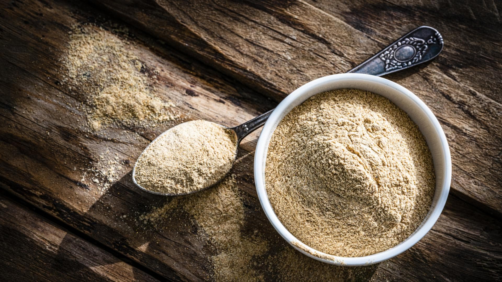 Maca-Pulver in Schüssel auf Holzbrett