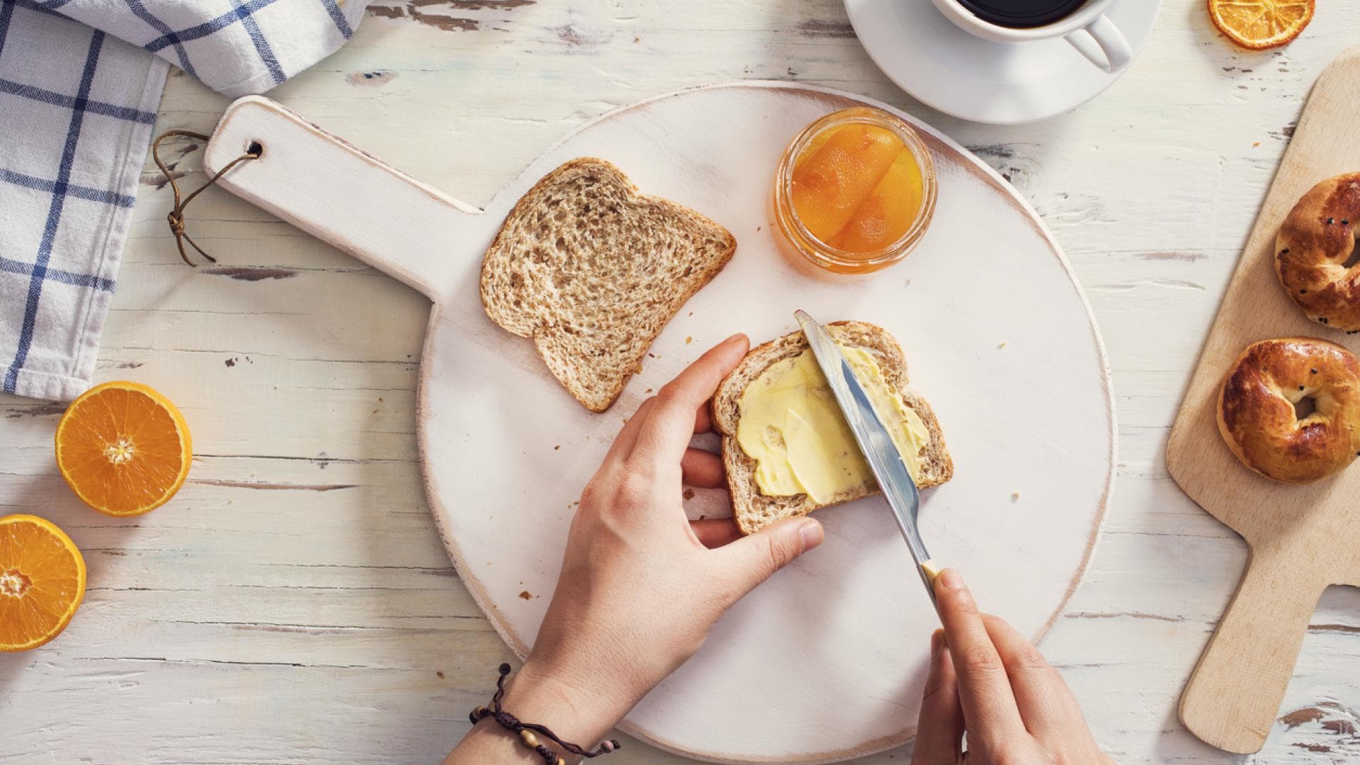 Mann schmiert Margarine auf Toast