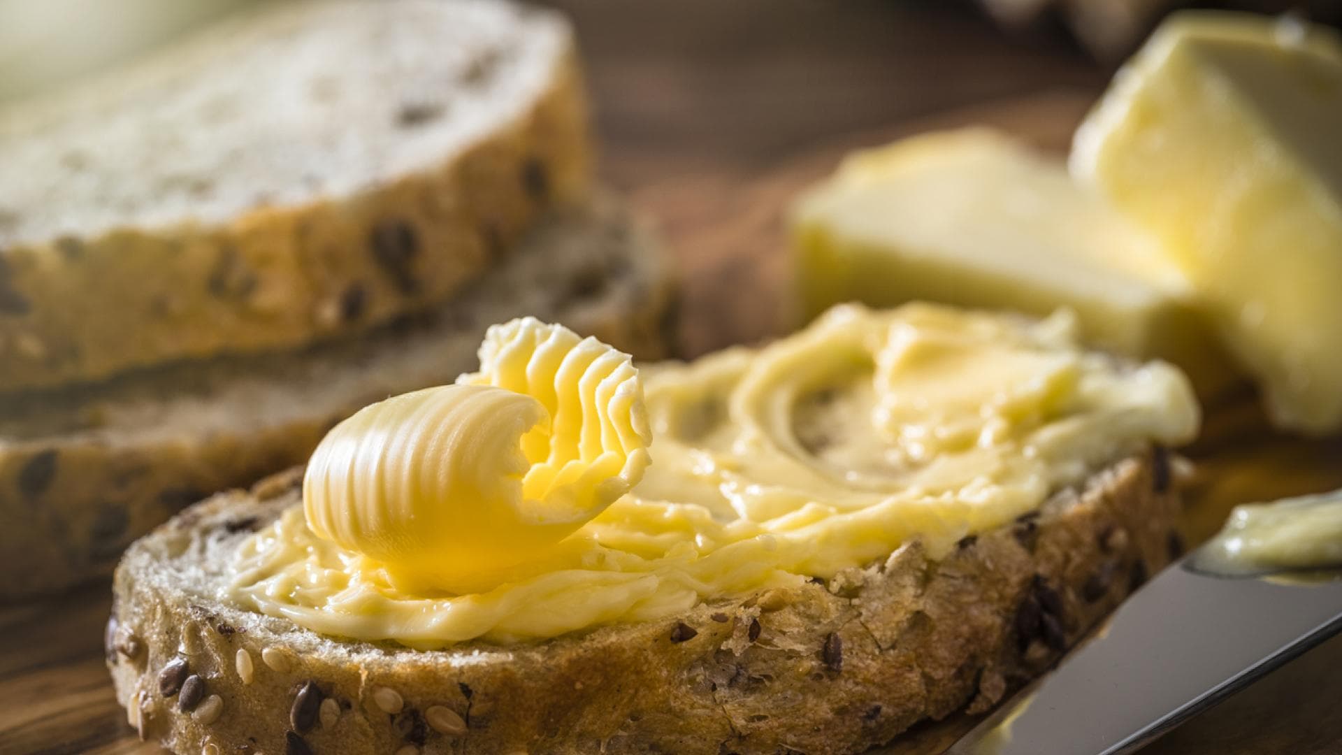 Margarine auf Scheibe Brot geschmiert