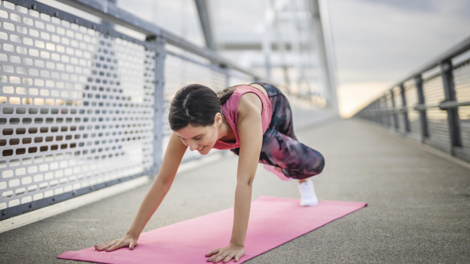 Mountain Climber mit Twist Frau macht Mountain Climbers mit Rumpfdrehung auf Brücke