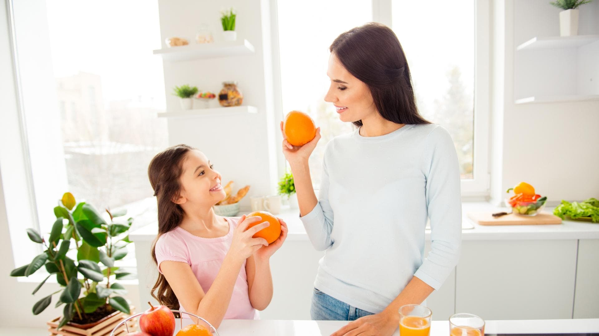 Mutter und Kind mit Orangen