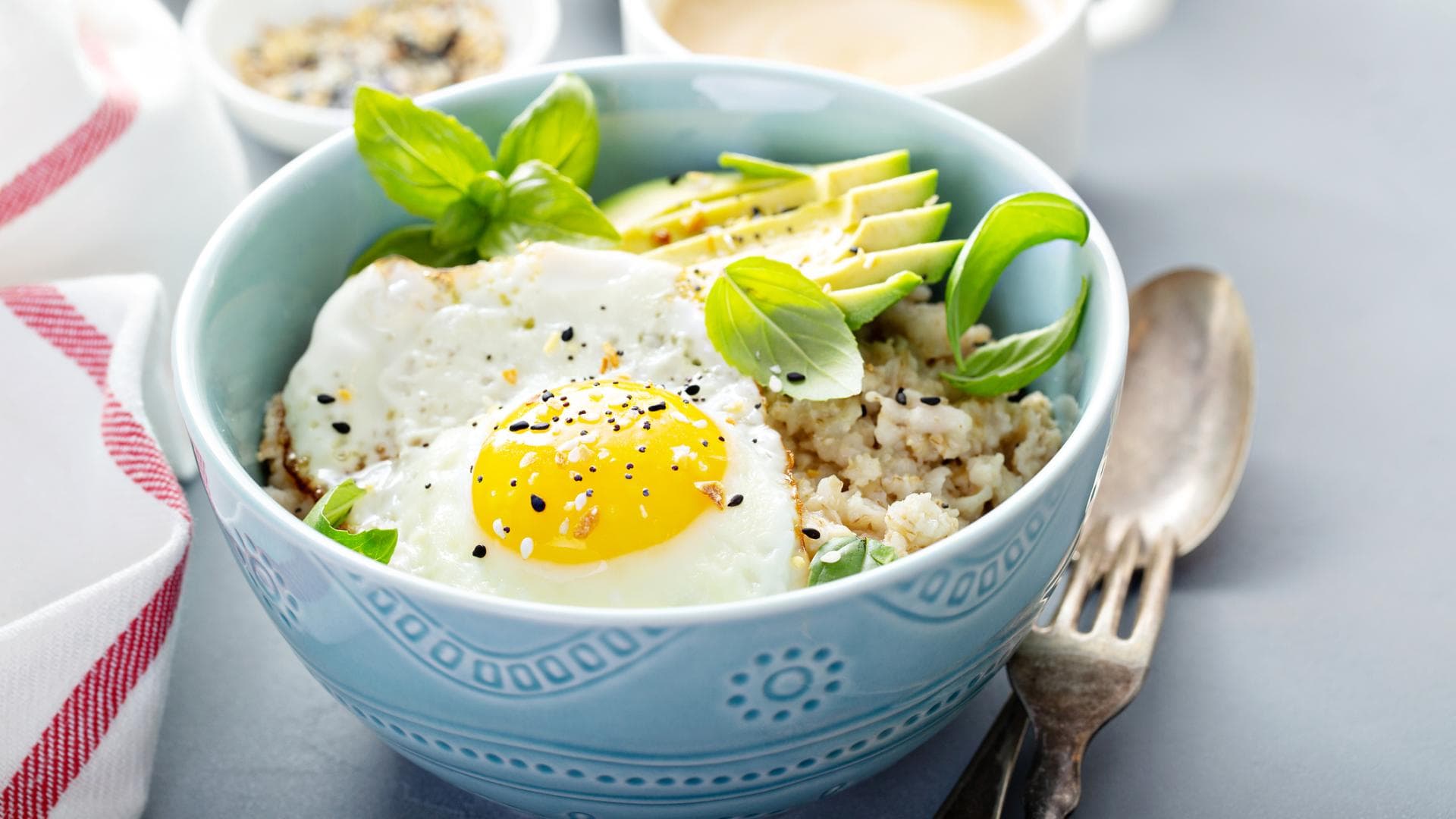 Porridge mit Avocado und Ei