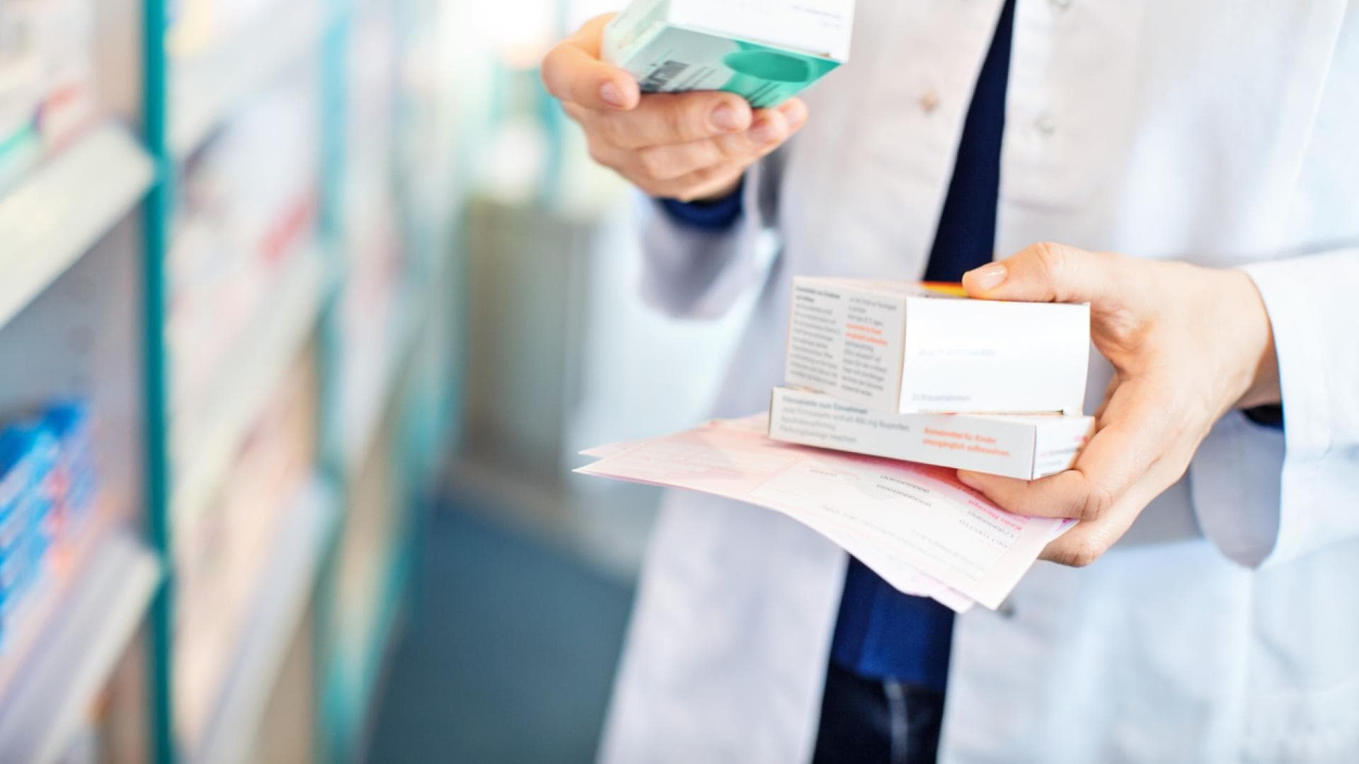 Apotheker wählt Medikamente aus