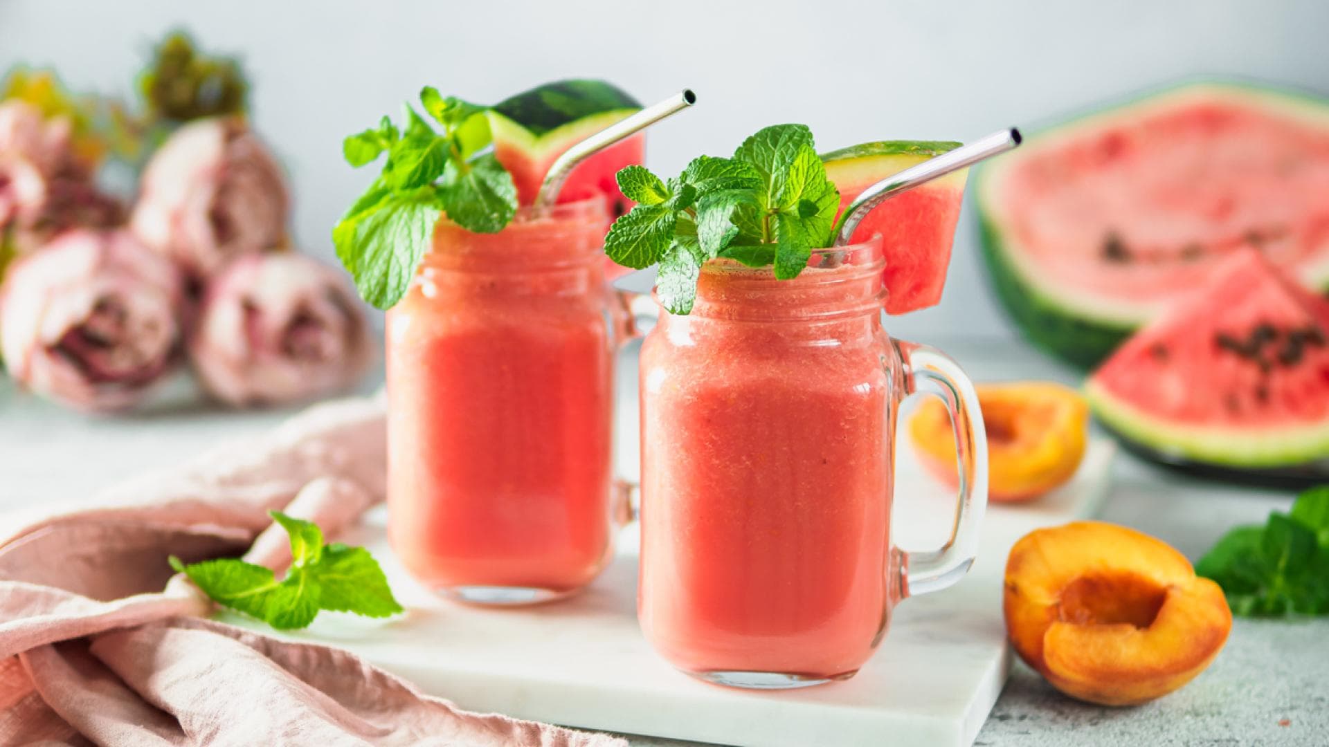 Roter Smoothie mit Wassermelone und Aprikosen