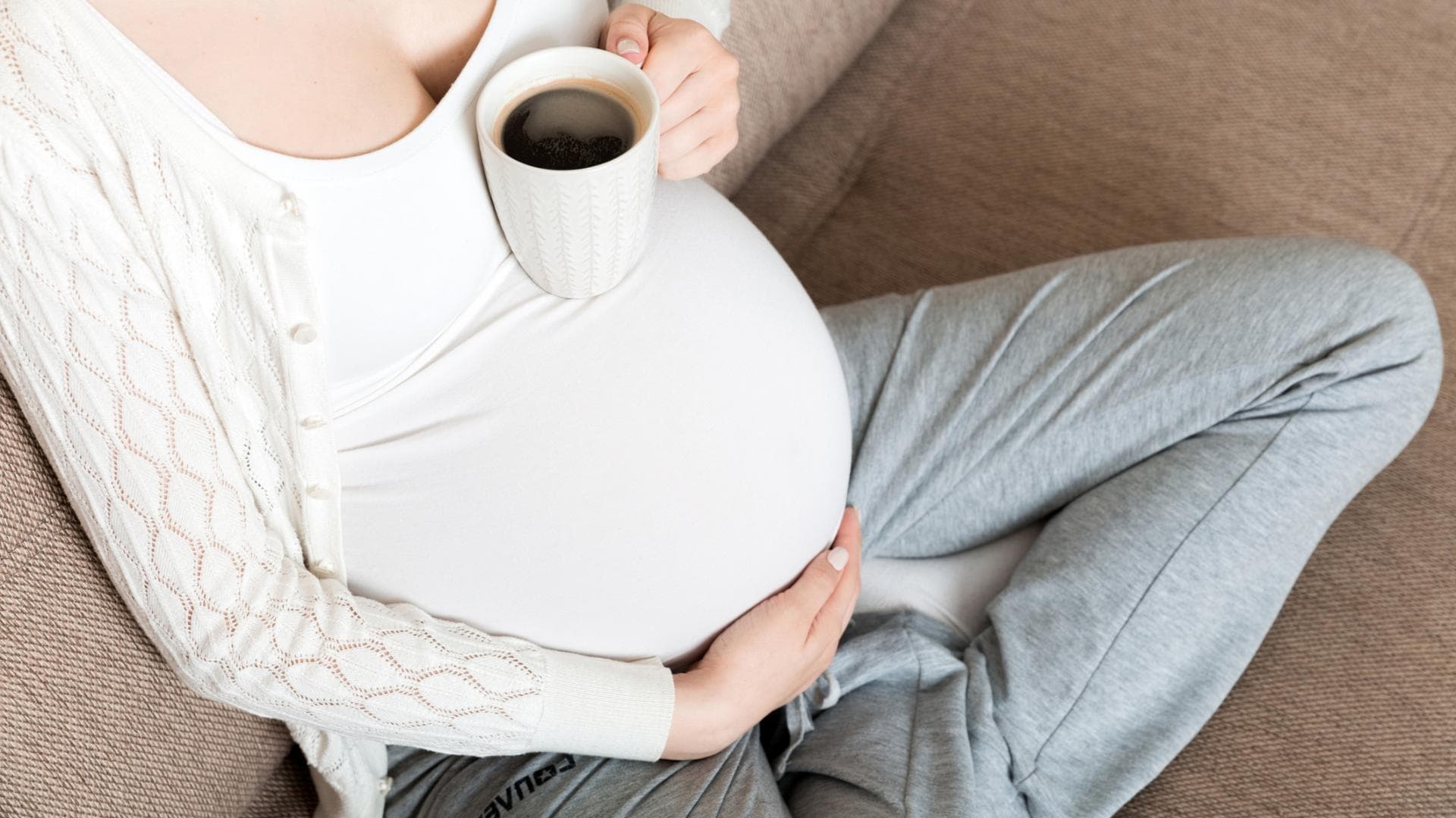 Schwangere Frau trinkt Kaffee
