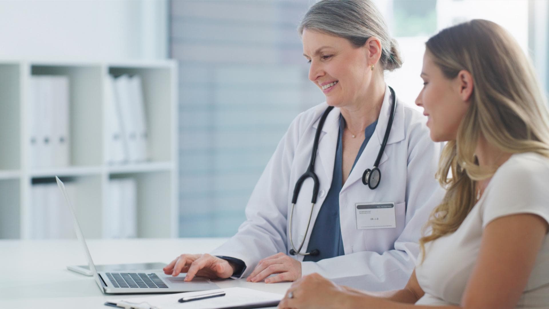 Ärztin berät Patientin