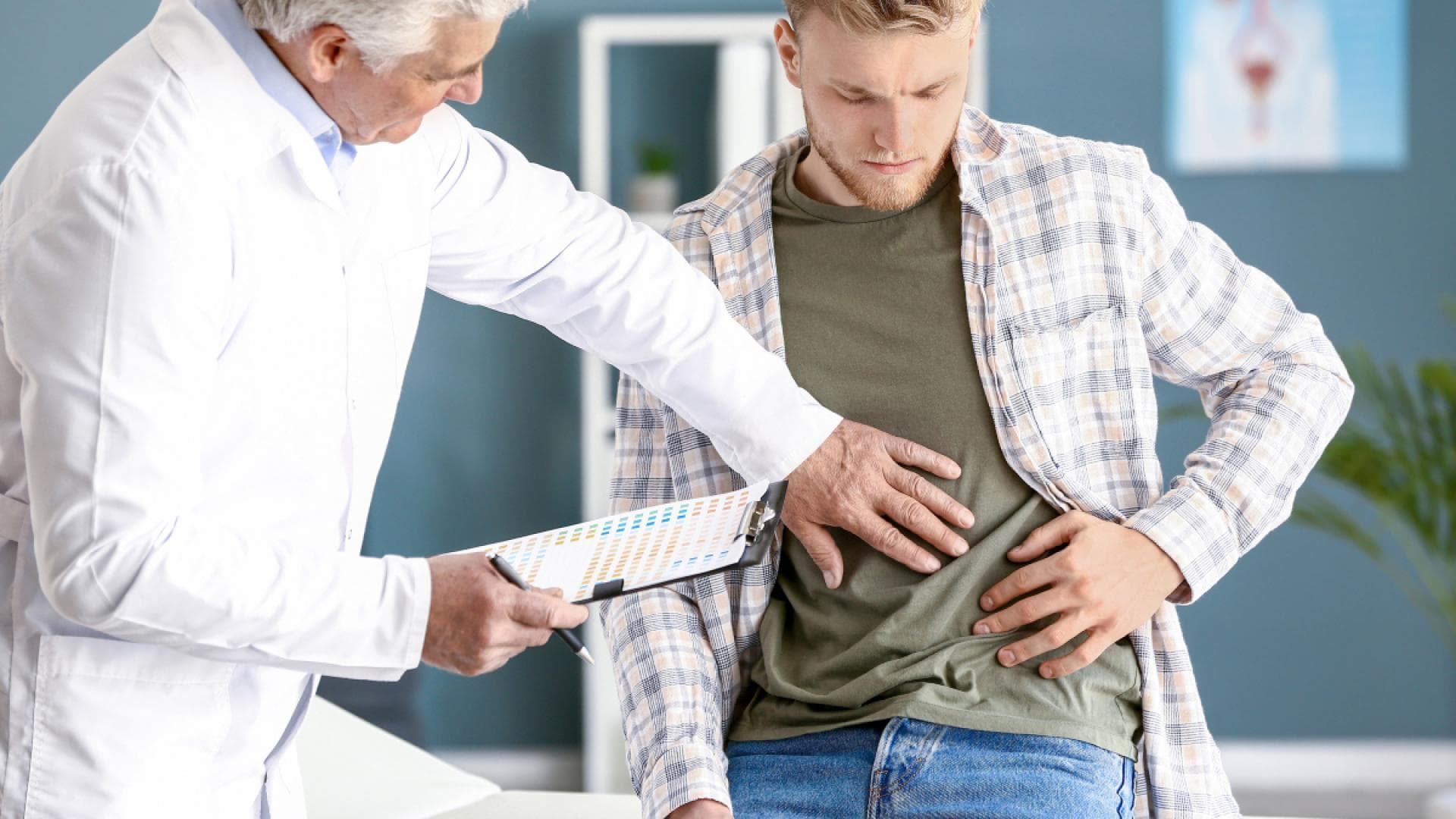 Urologe untersucht jungen Mann