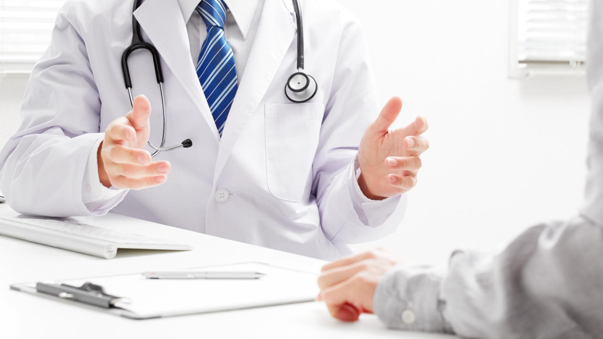 Arzt berät Patienten