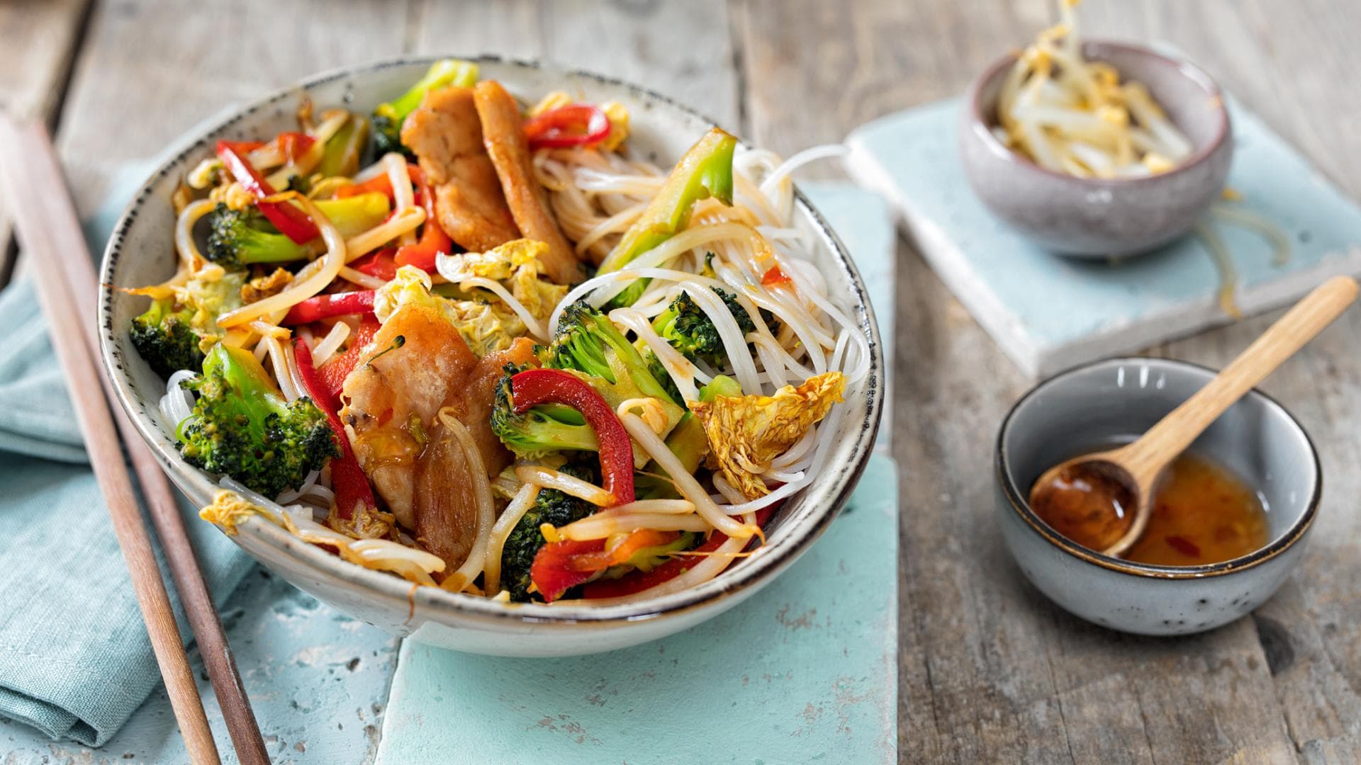 Wokgemüse mit Hähnchen in Schüssel