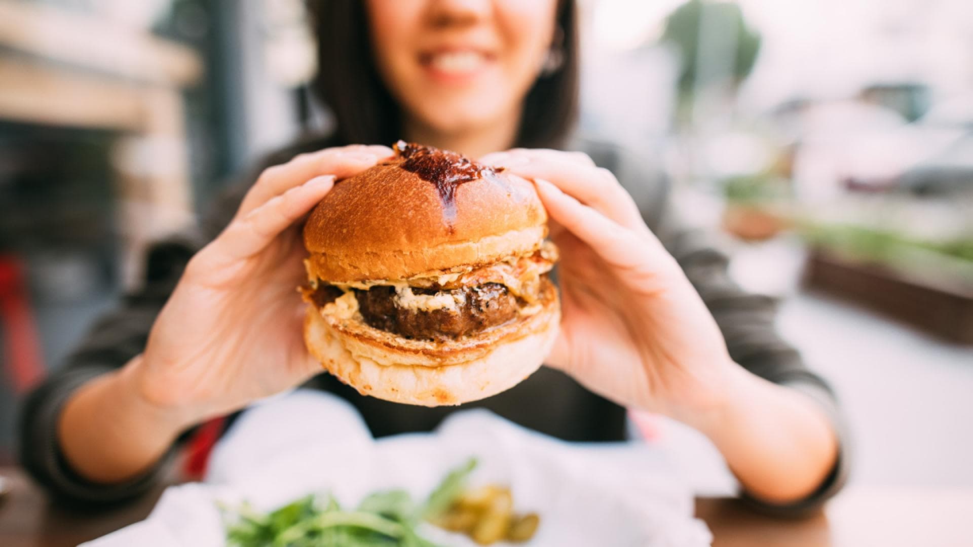 Frau isst Burger Frau isst Burger