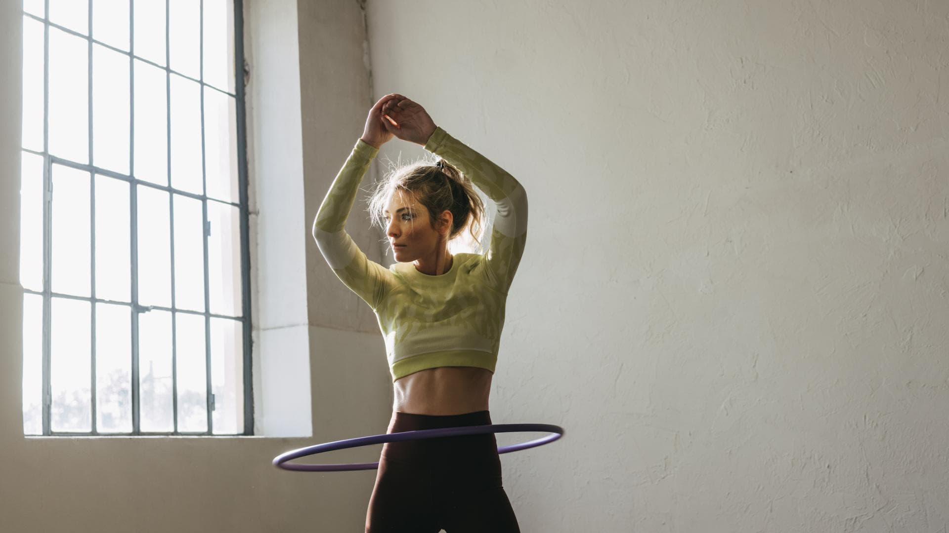 Frau macht Hula-Hoop