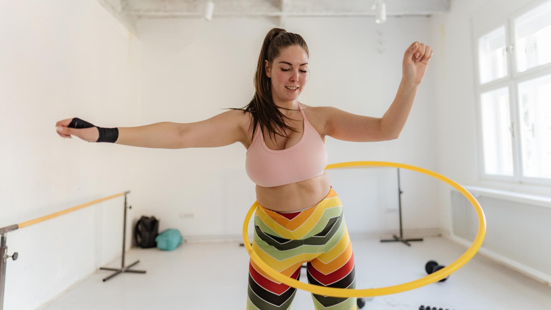 Frau macht Hula-Hoop