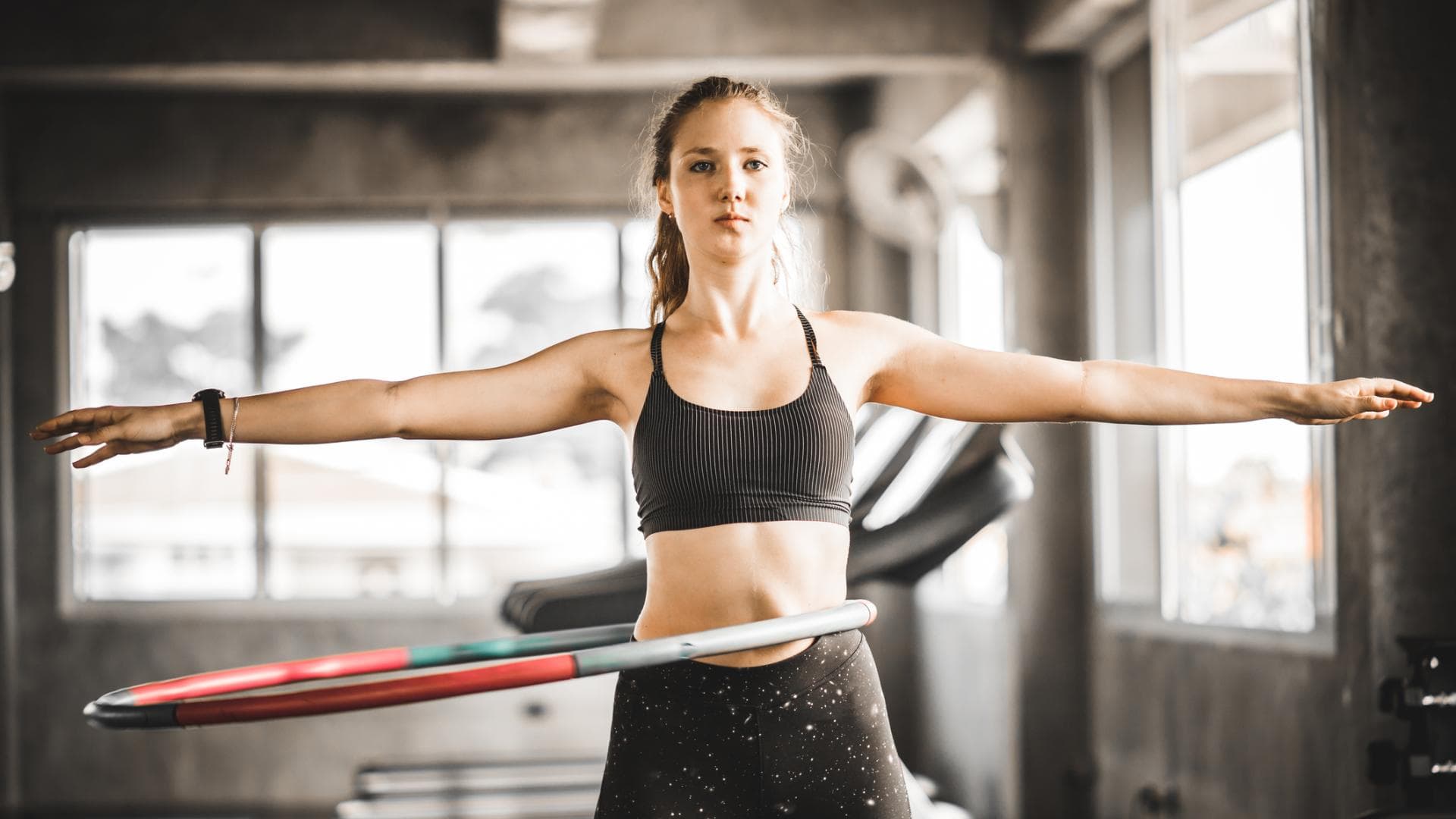 Frau macht Hula-Hoop