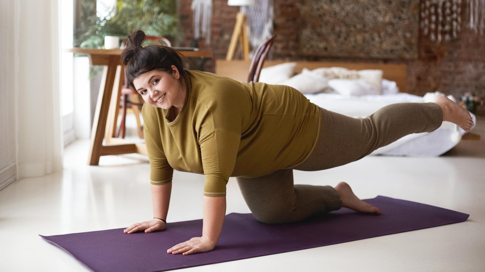 Frau macht Pilates