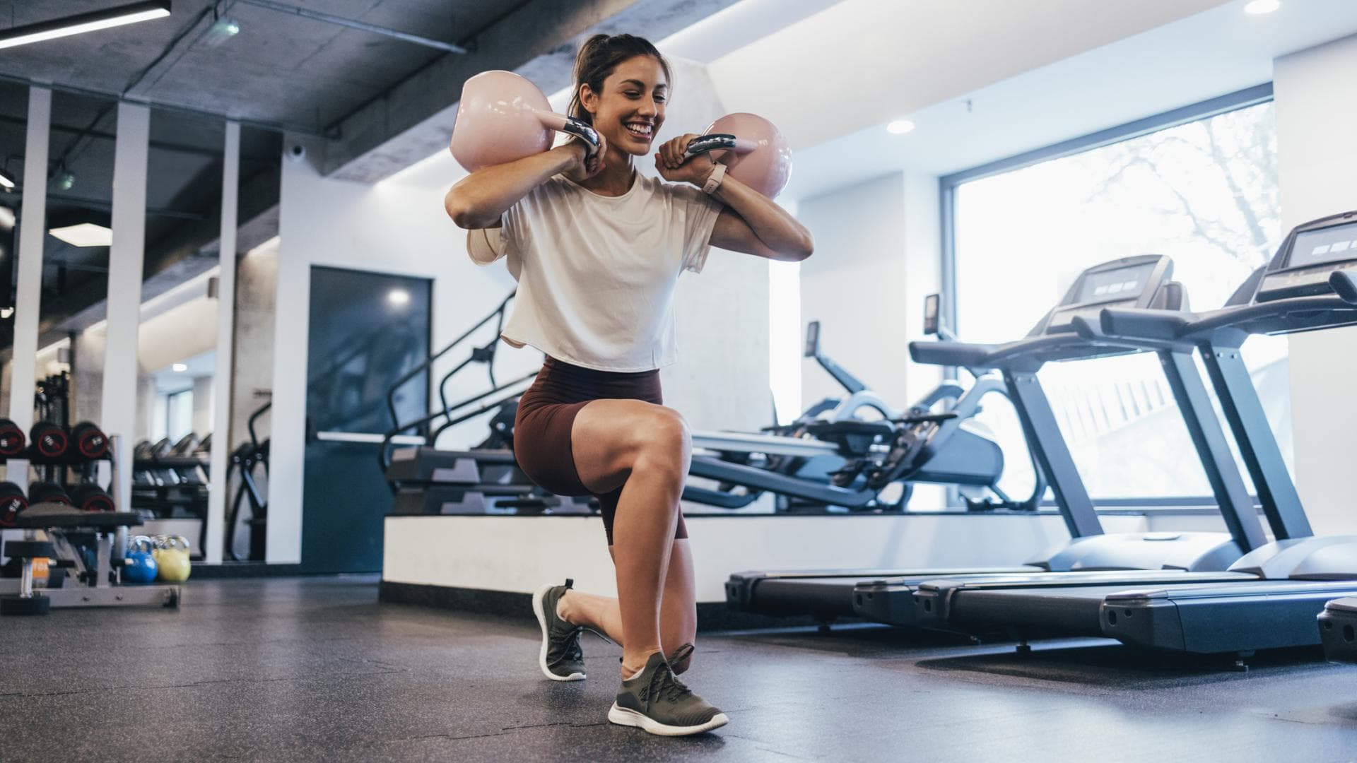 Frau macht Kettlebell-Übung