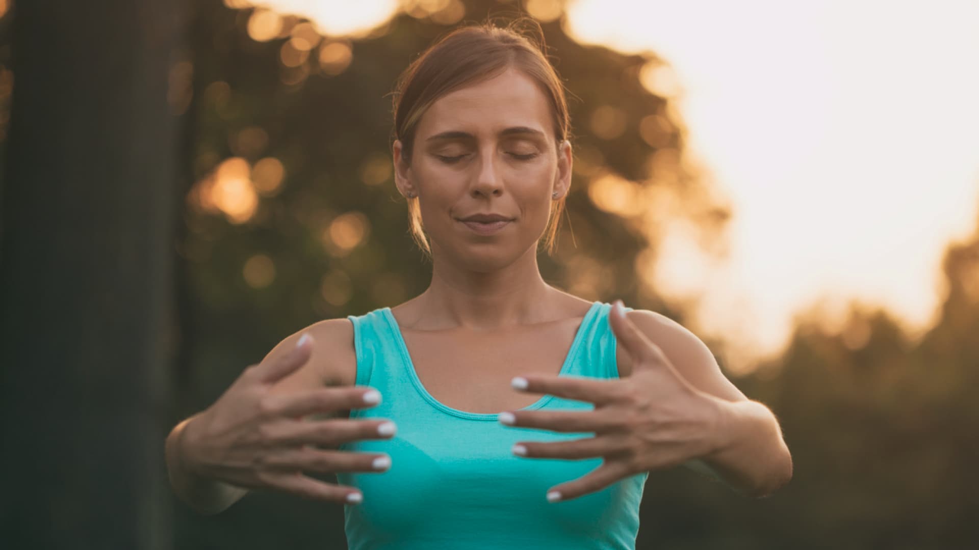 Frau macht Qigong 