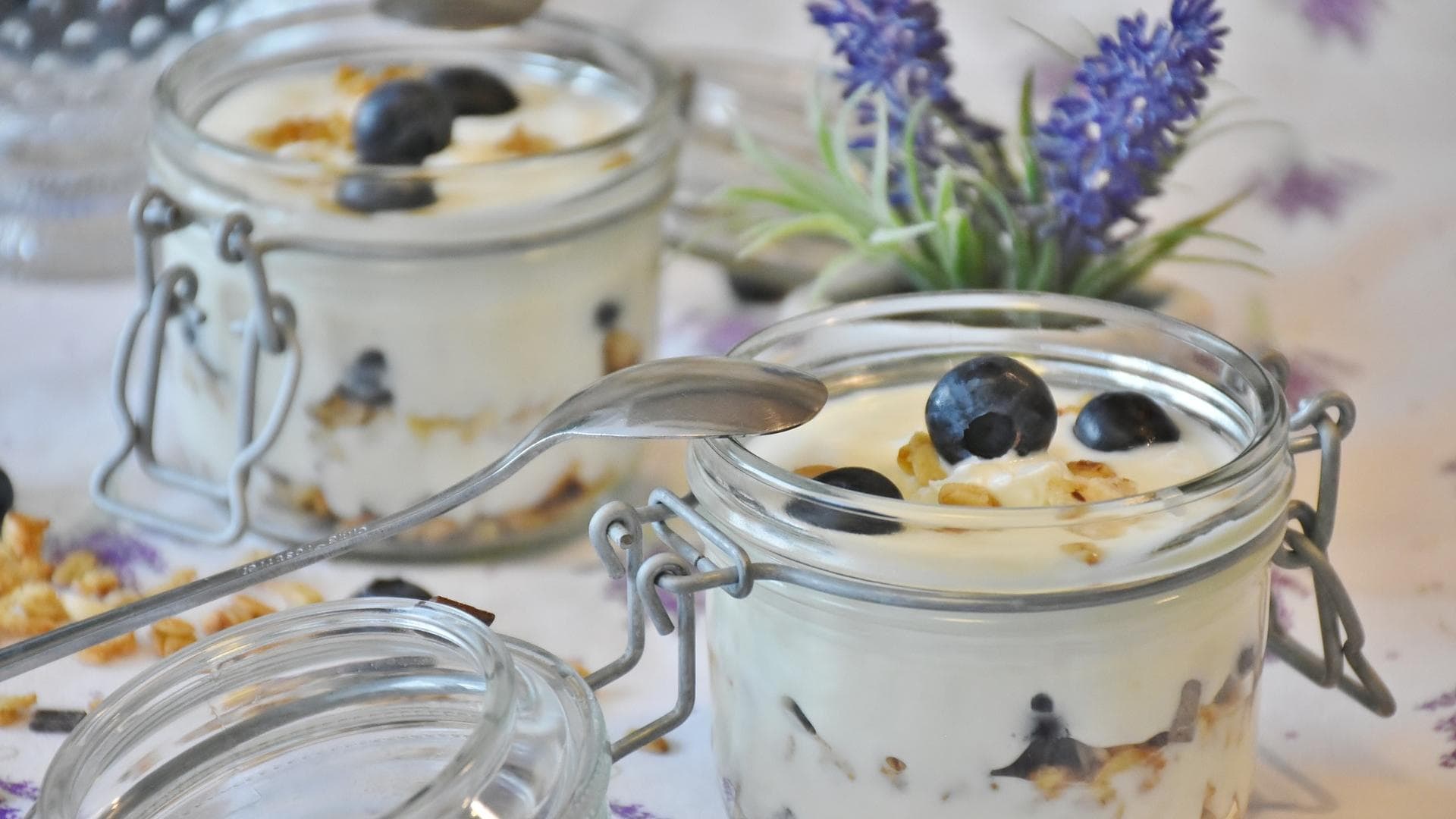 Haferflocken und Obst im Glas