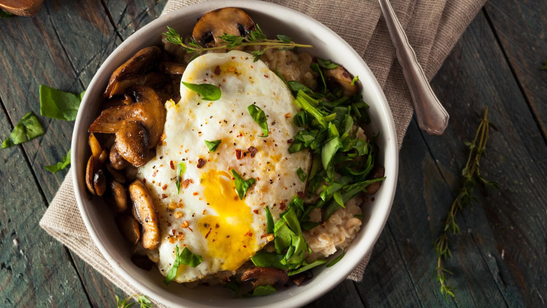Herzhaftes Porridge mit Ei und Gemüse Herzhaftes Porridge mit Ei und Gemüse