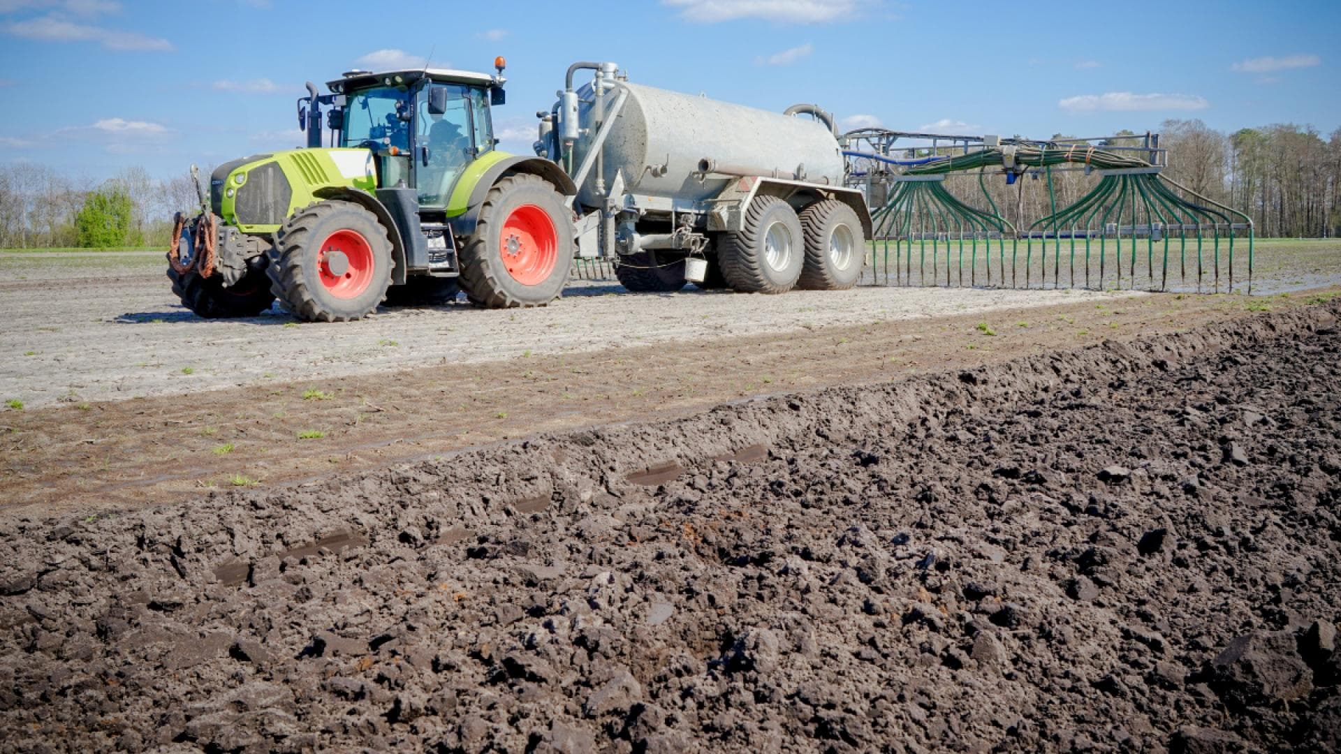 Dünger wird auf Feld getragen