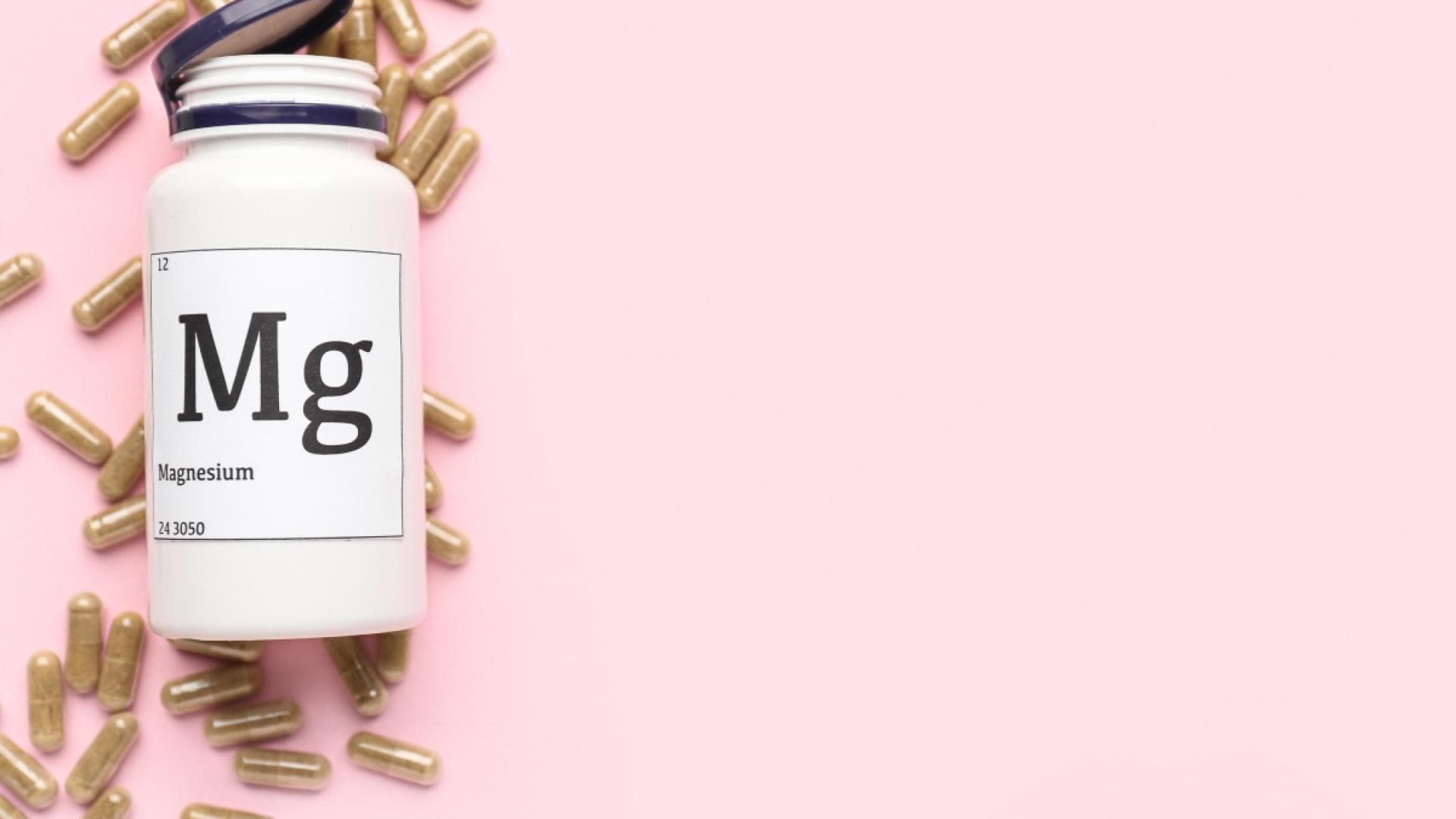 Mehr Magnesium verbessert Hirngesundheit Magnesium-Kapseln auf pinkem Untergrund