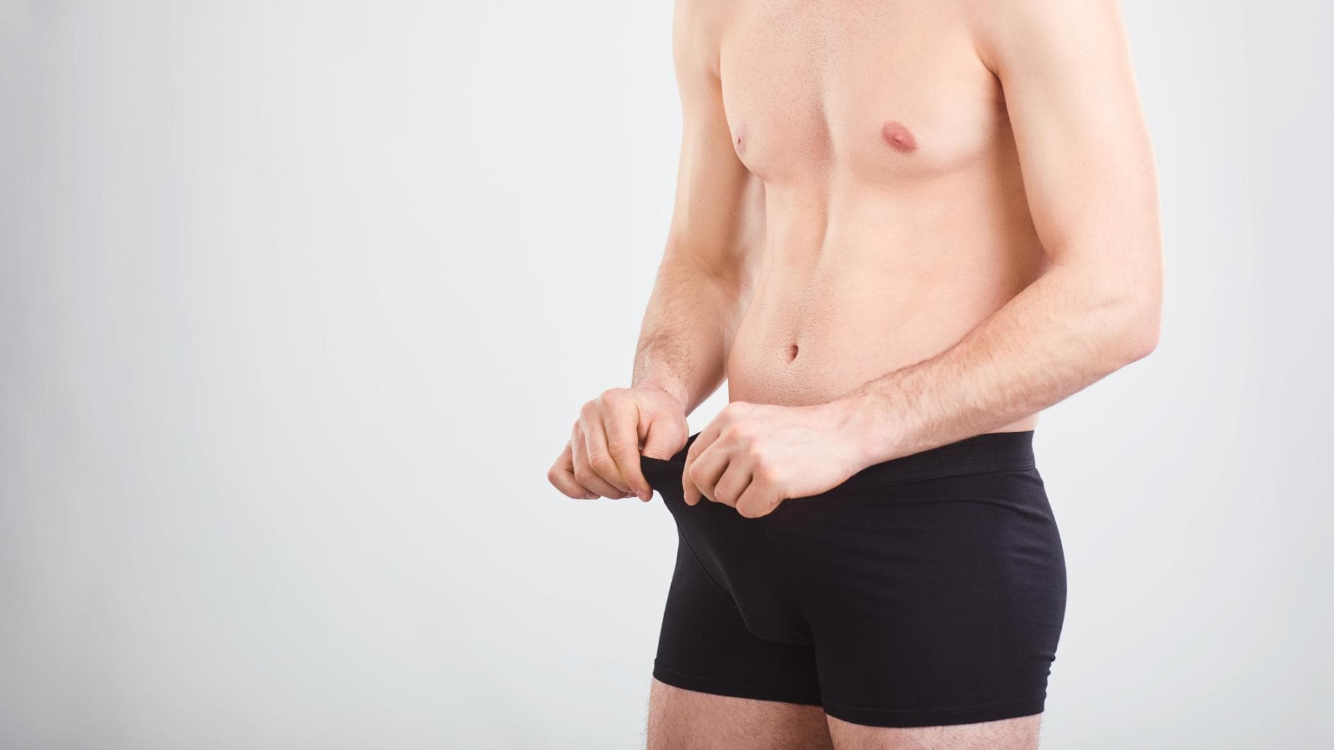 Mann guckt in seine Unterhose