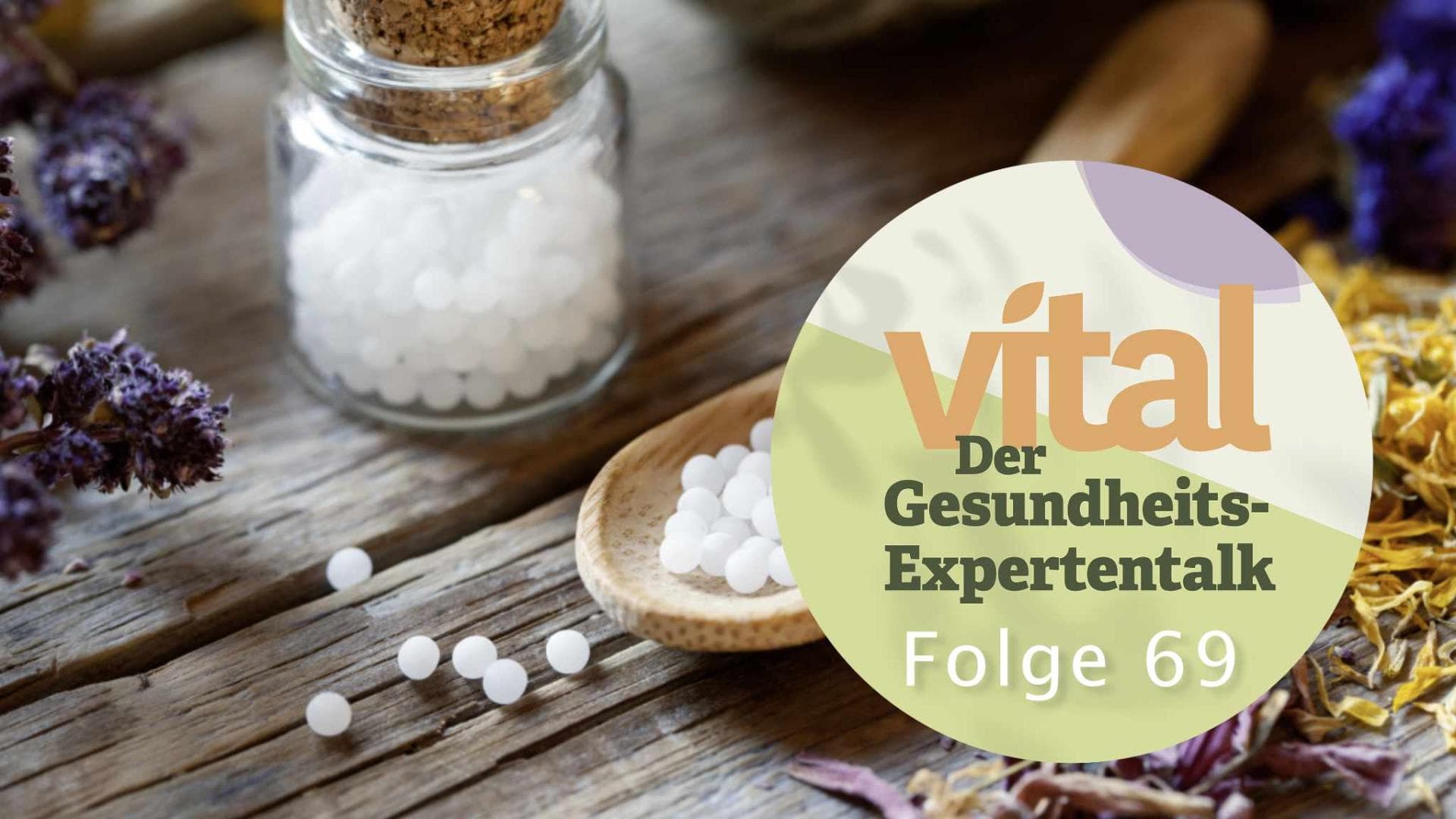 getrocknete Kräuter und wirkstofffreie Globuli auf Tisch