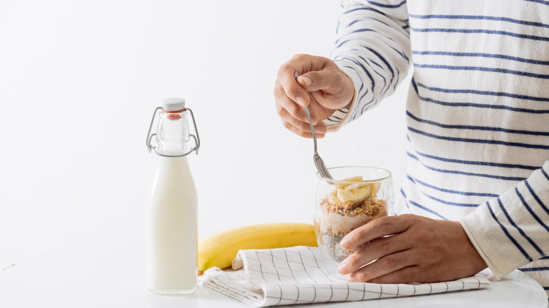 Frau bereitet Overnight Oats zu