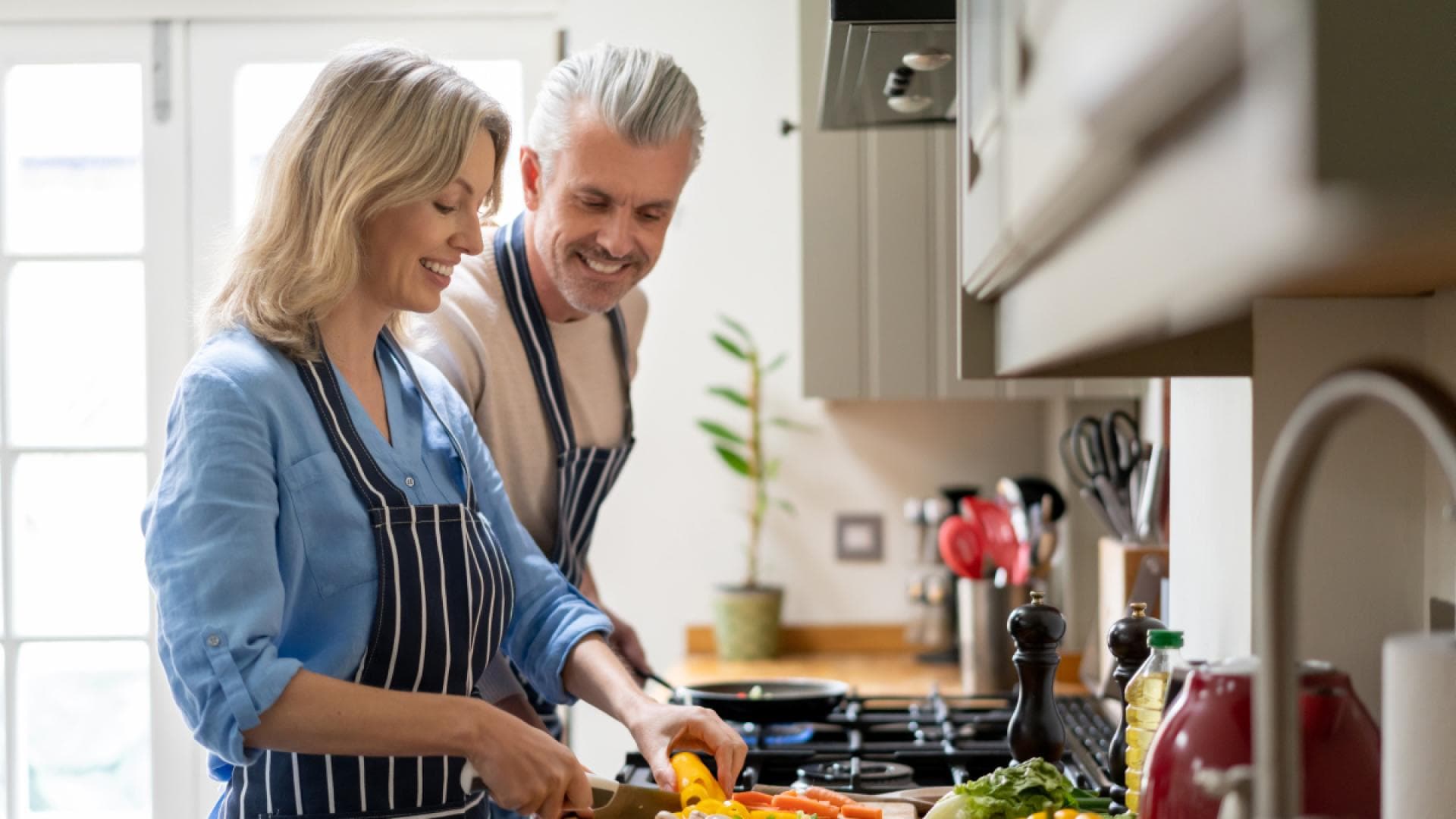 Paar kocht gemeinsam Paar kocht gemeinsam