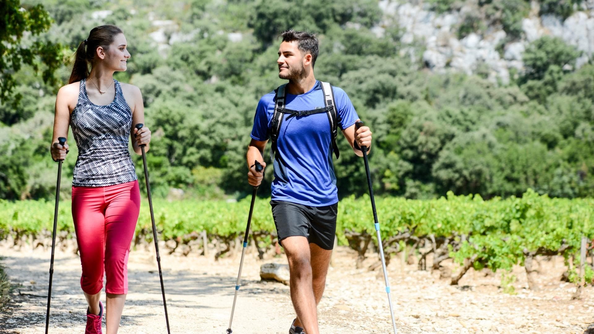 Paar macht Nordic Walking
