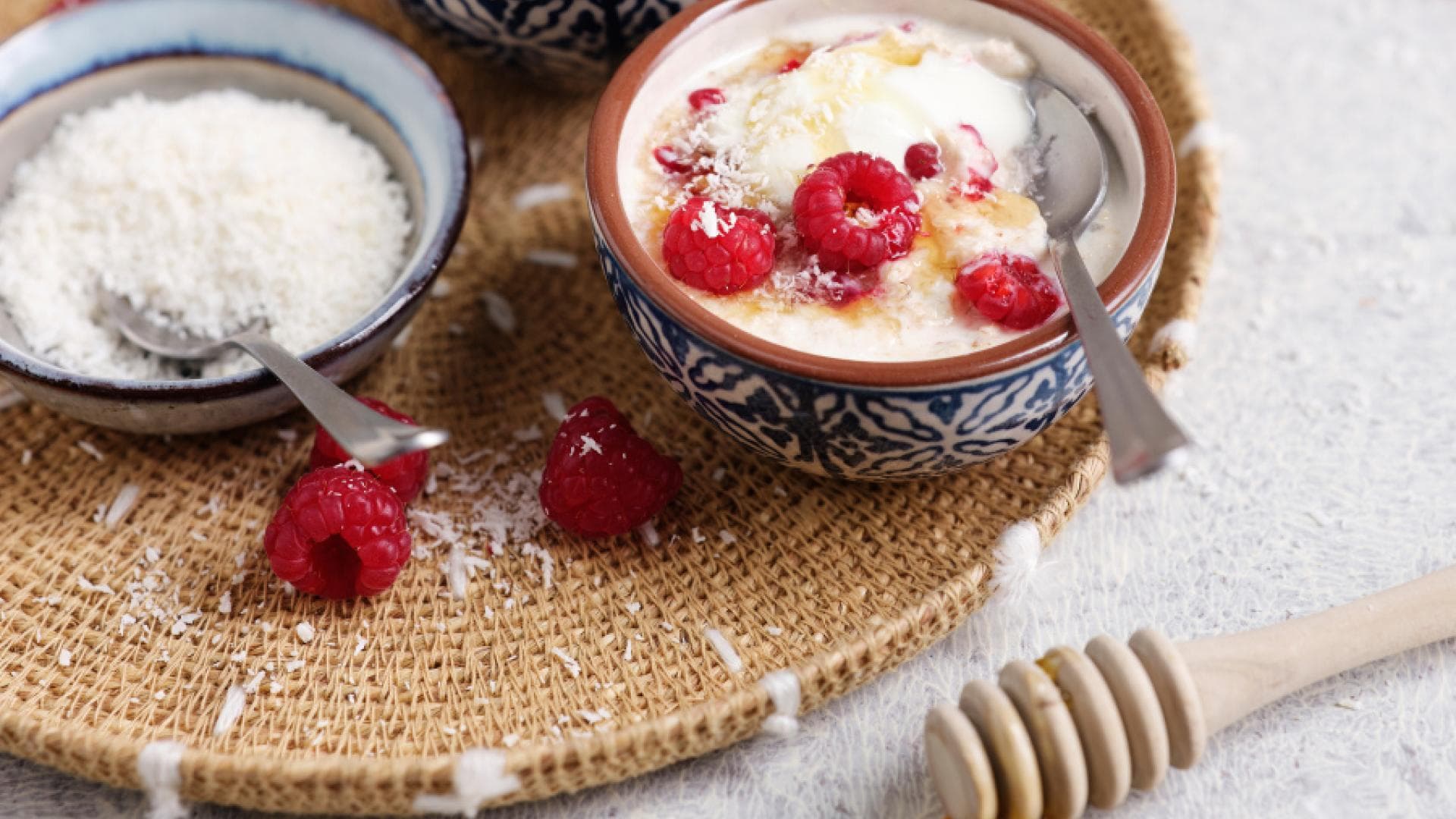 Reisporridge mit Kokosmilch und Beeren zum Frühstück Porridge mit Beeren und Kokosflocken