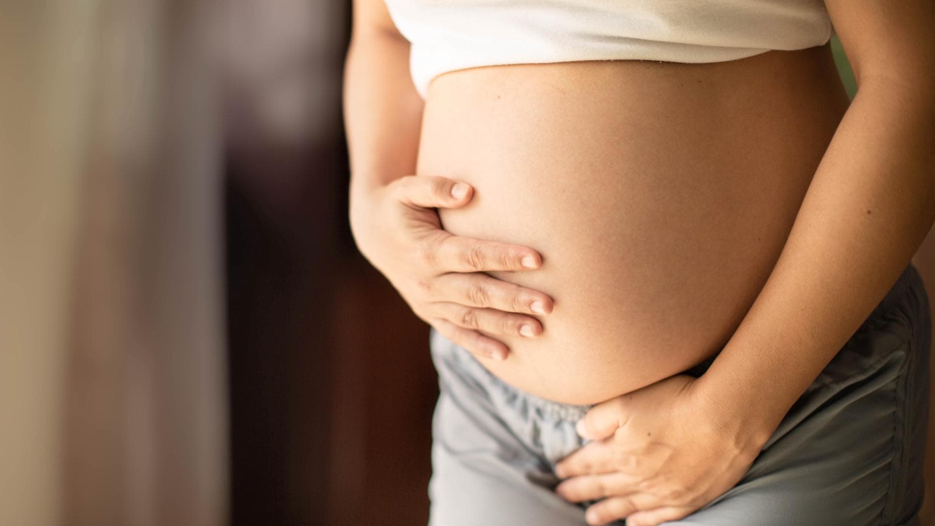 Schwangere hält sich den Bauch