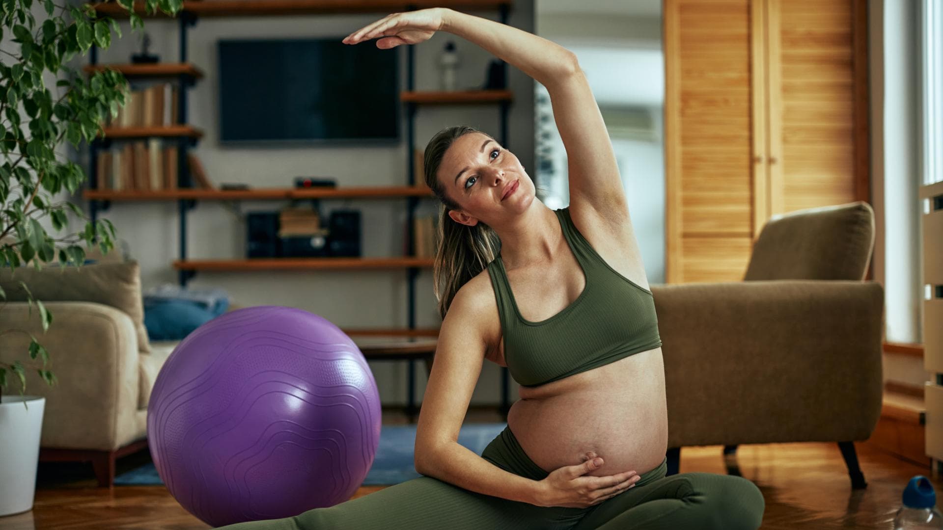 Schwangere Frau macht Sport-Übungen