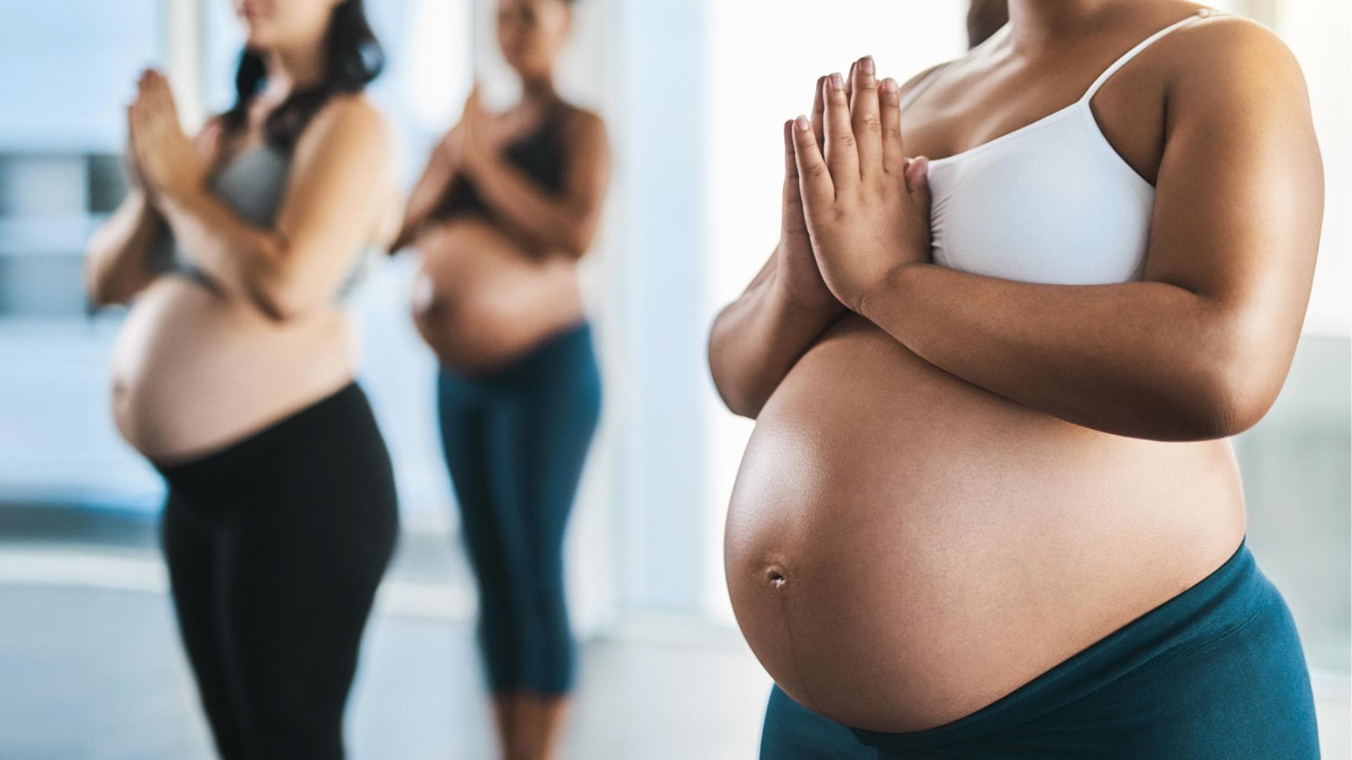 Schwangere Frauen machen Yoga