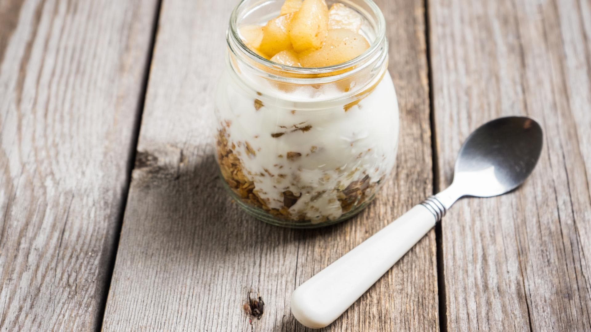 Skyr mit Birnen und Müsli Skyr mit Birnen und Müsli