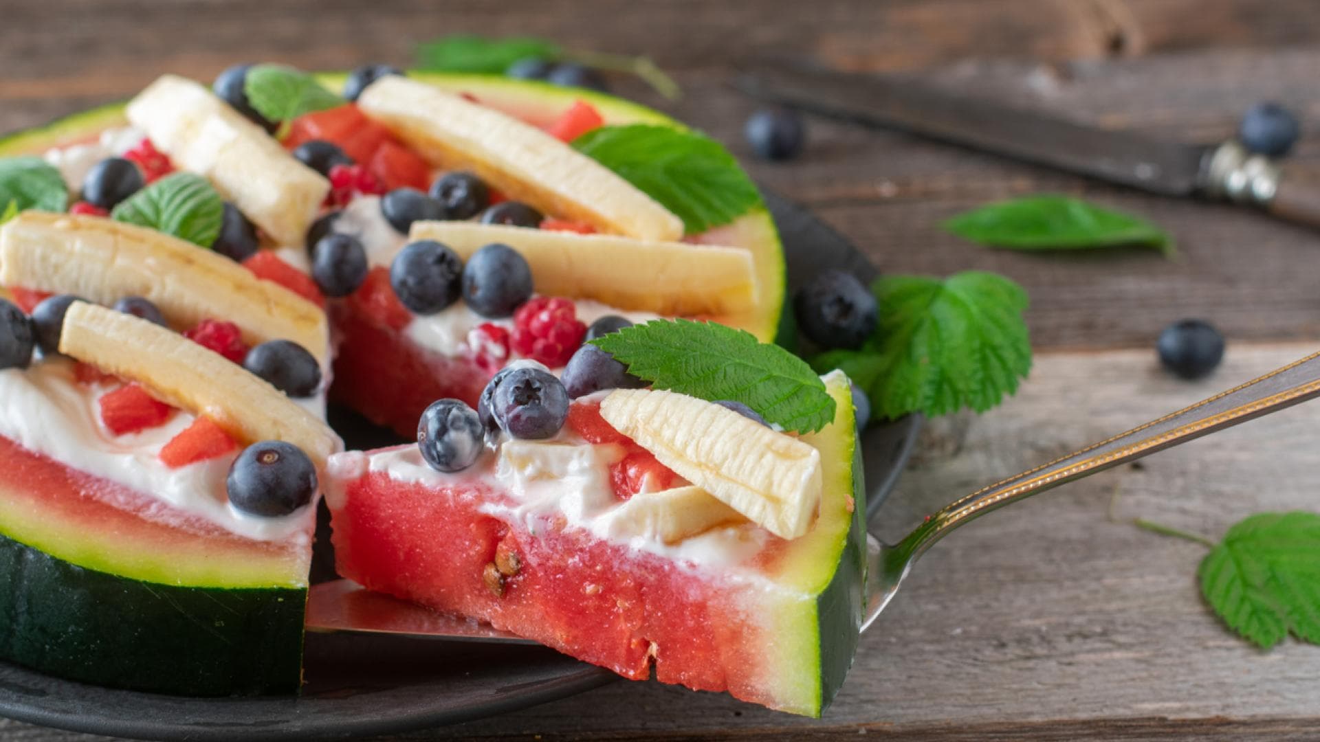 Melonenstückchen mit Skyr und Obst