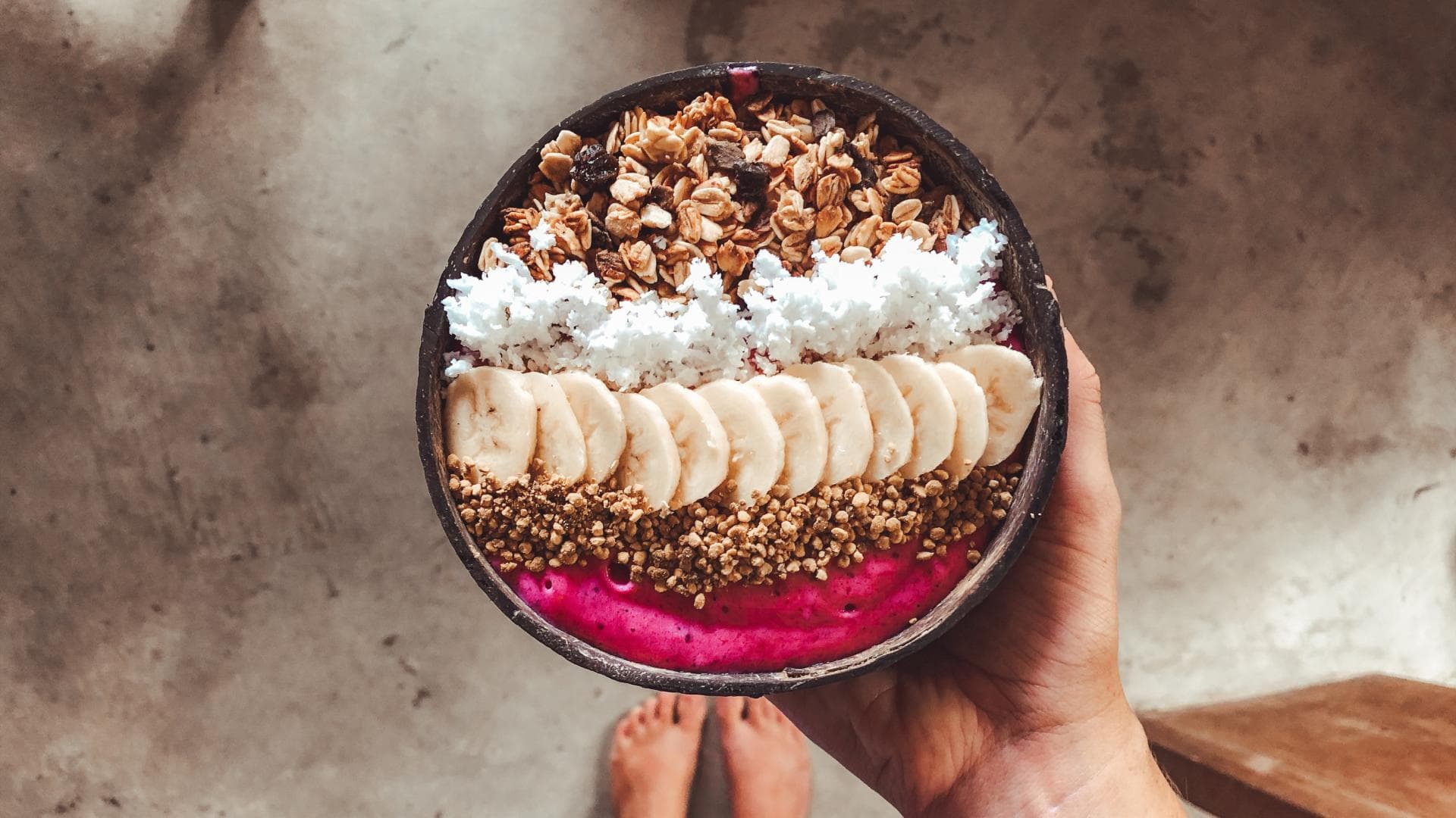 Frau hält Smoothie-Bowl