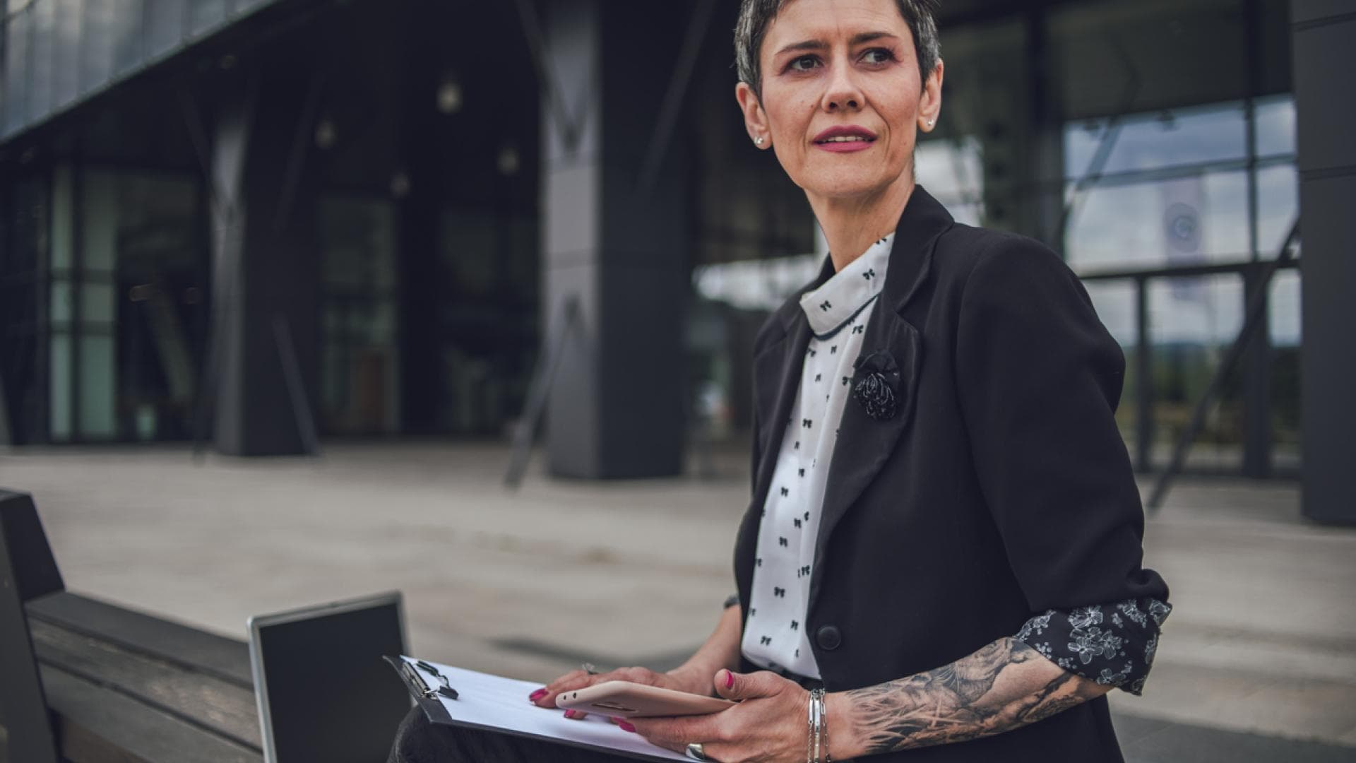 tätowierte reife Business-Frau