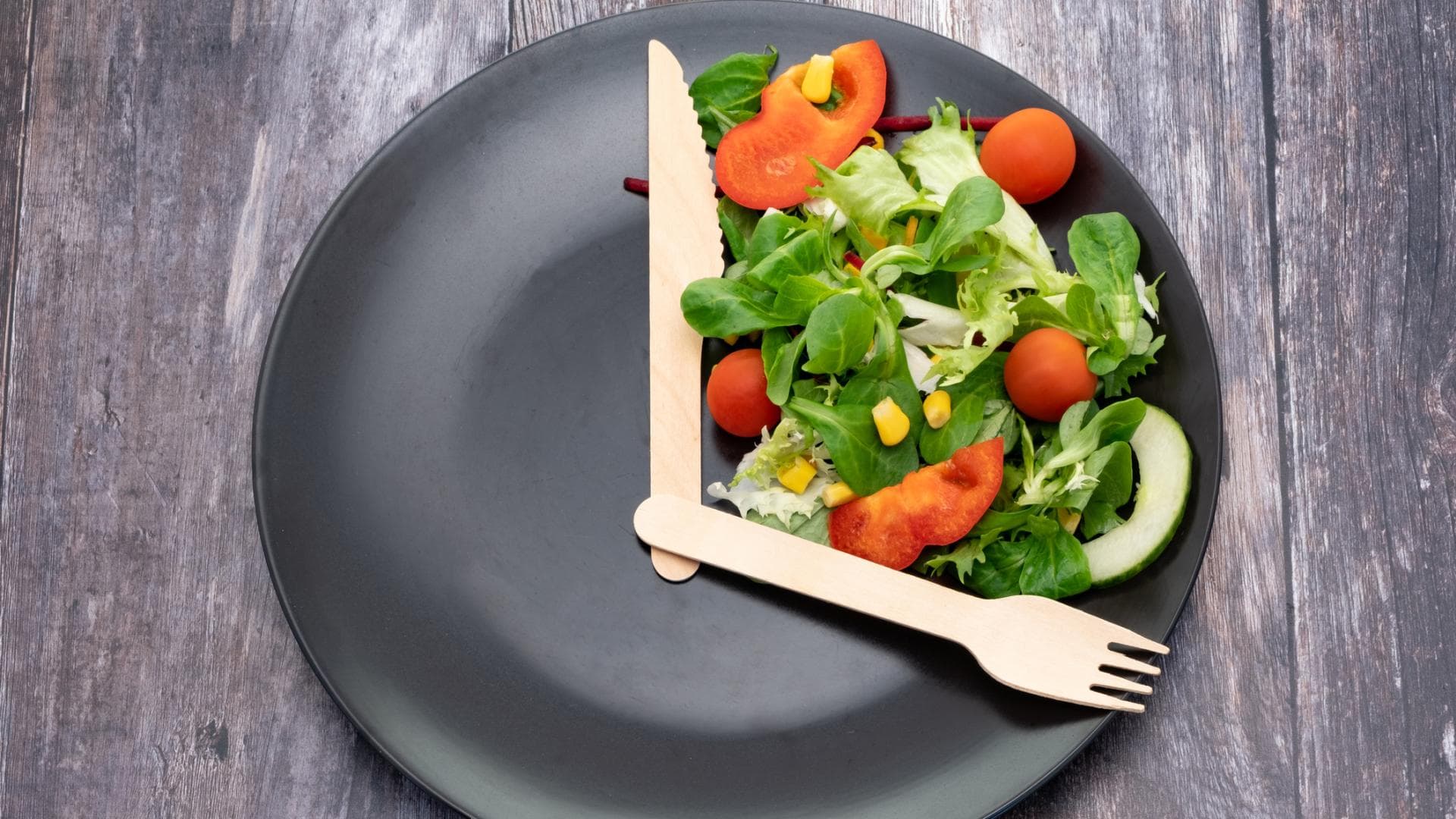 Teller mit Salat und Besteck