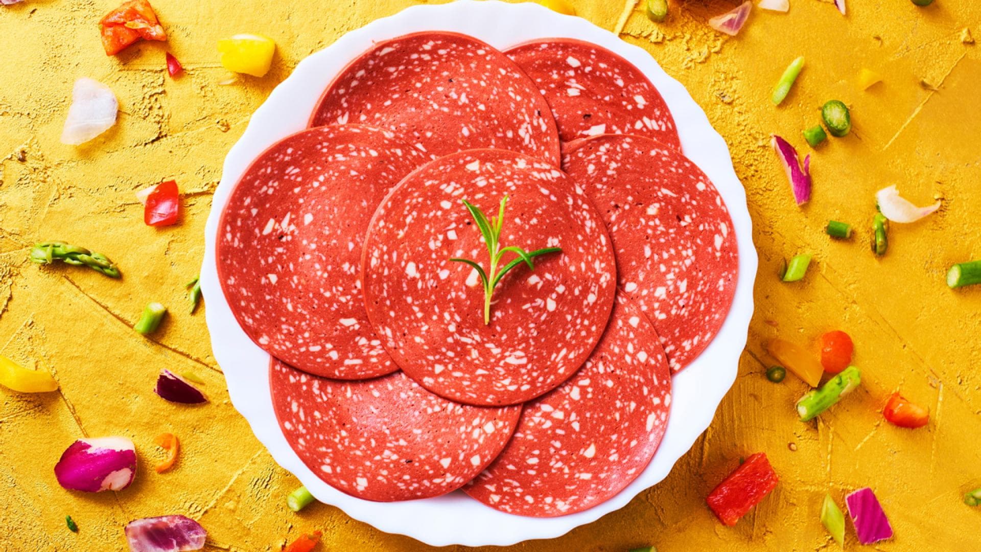 vegane Salamie auf Teller