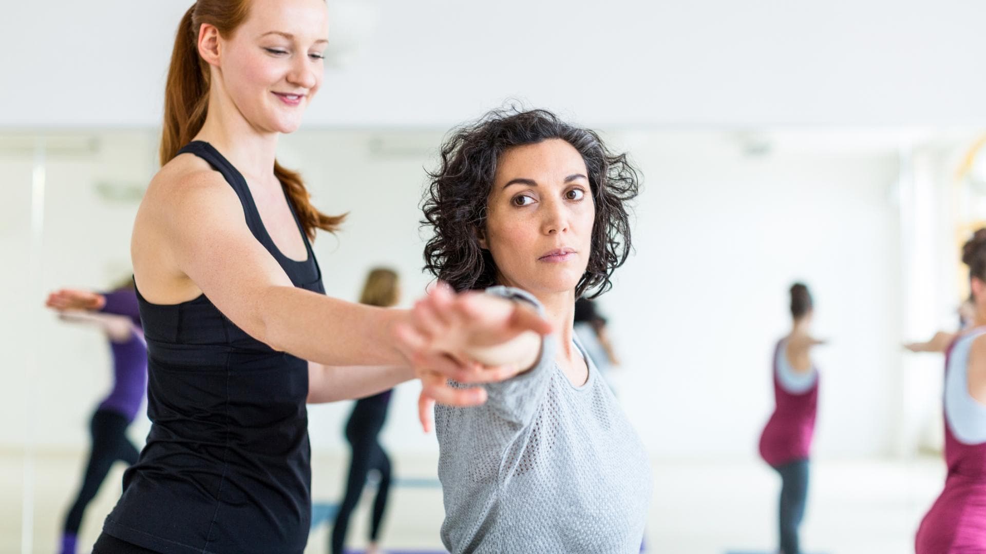 Entspannungstechniken wie Yoga können dazu beitragen, Schmerzen zu lindern.