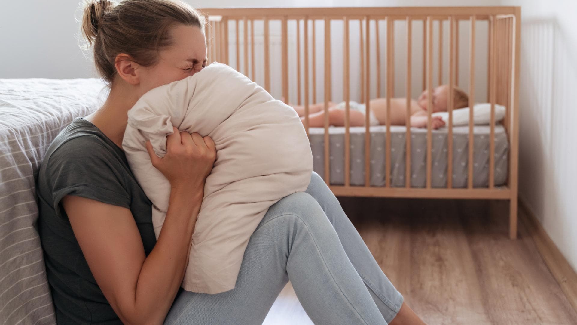 Depressive Mutter, die vor Verzweiflung im Kissen schreit