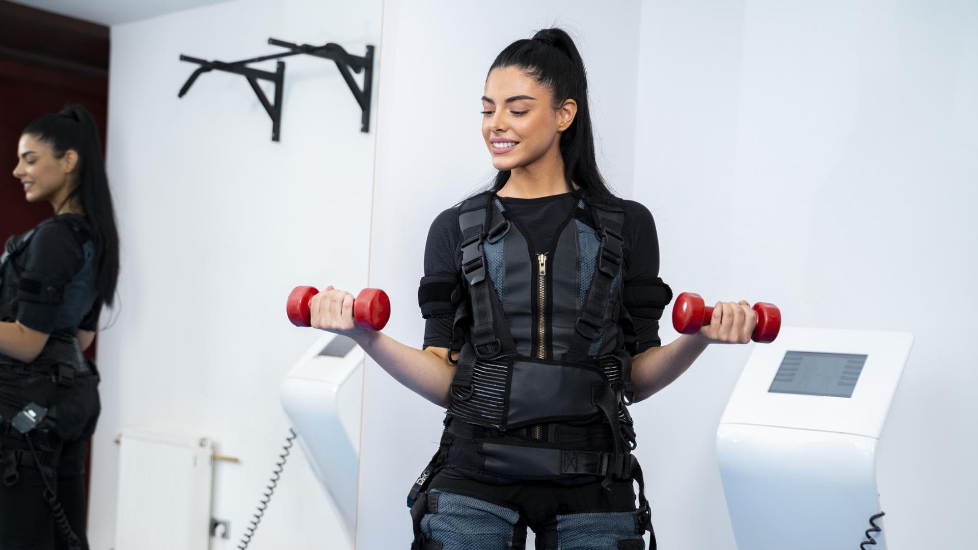 Frau macht EMS-Training
