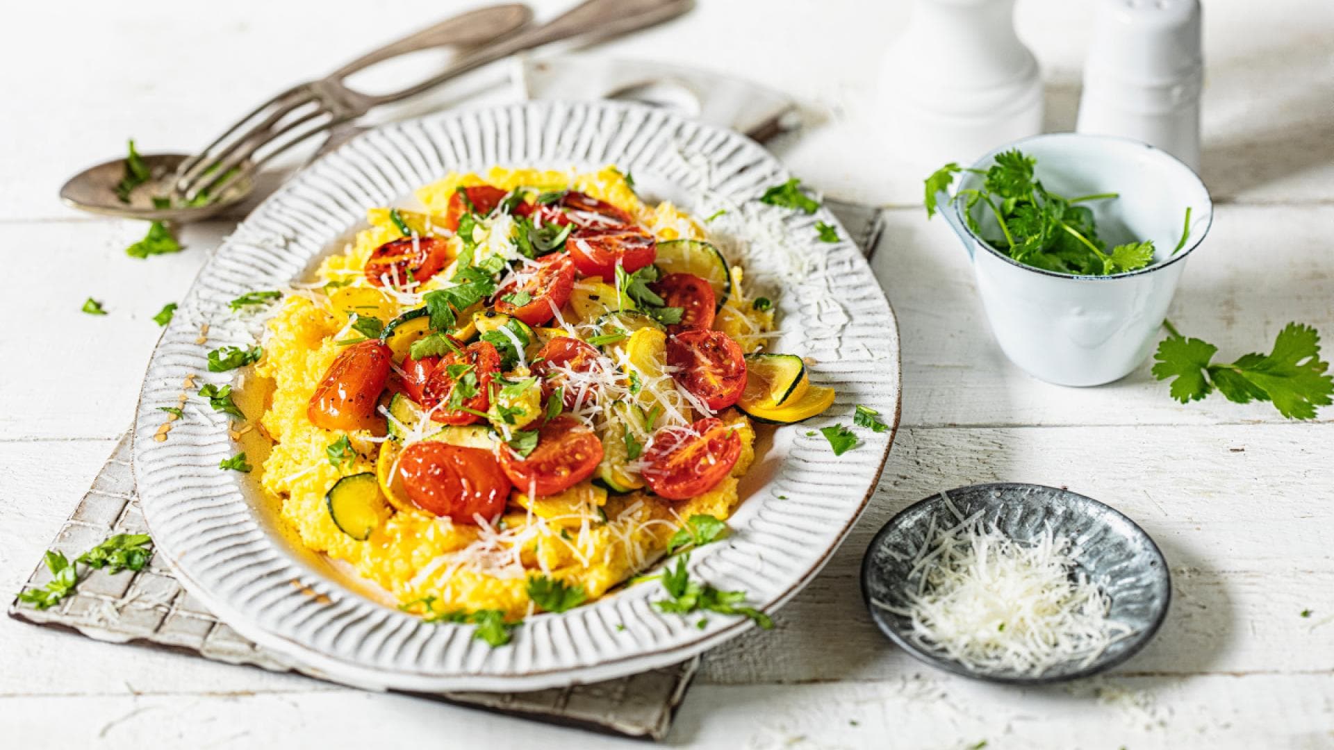 Super schnell zubereitet und super lecker Polenta mit Zucchini und Tomaten