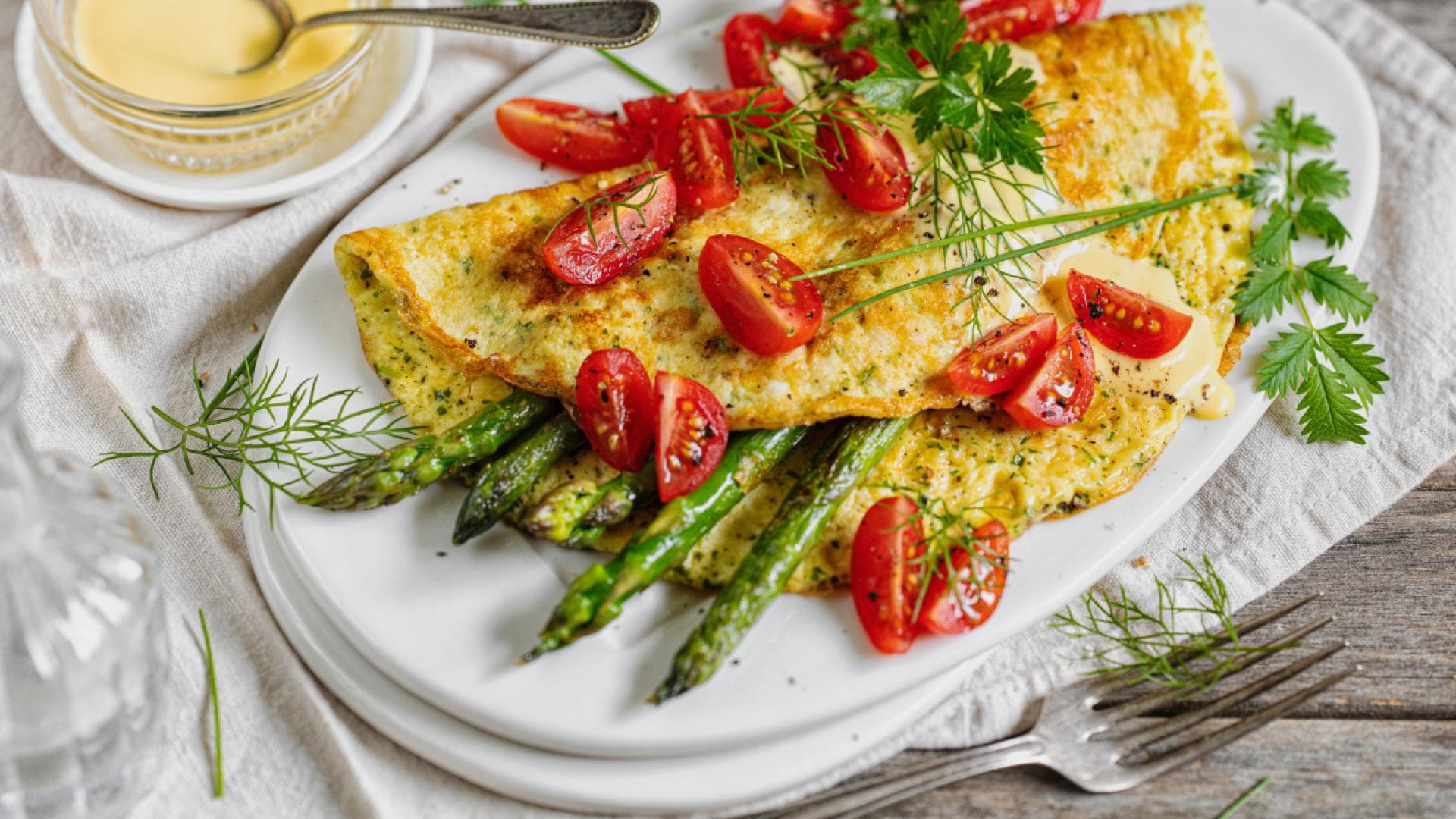 Grüner Spargel auf Omelett mit Tomaten